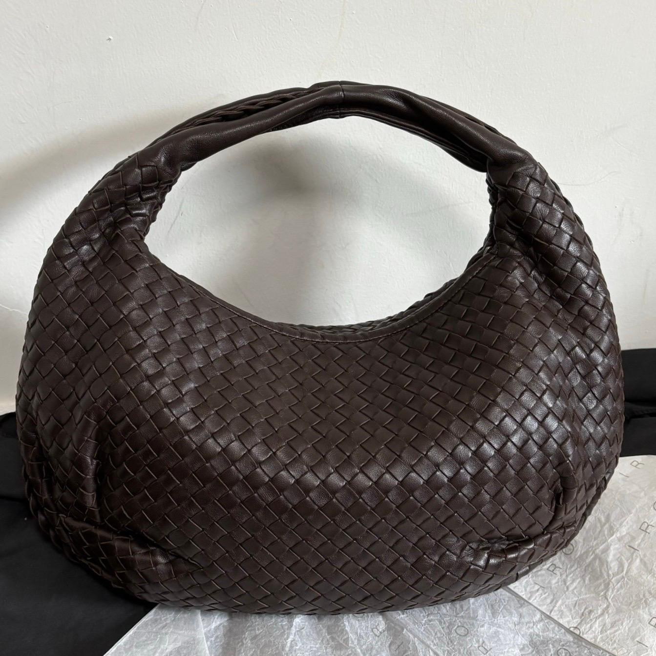 Bottega Veneta Belly Hobo Intrecciato Cuir d'agneau Lait Chocolat Marron Moyen 40cm
 Il s'agit de photos professionnelles du sac.
 Ce sac hobo Belly de Bottega Veneta est une pièce de luxe exceptionnelle, réalisée en cuir d'agneau emblématique avec