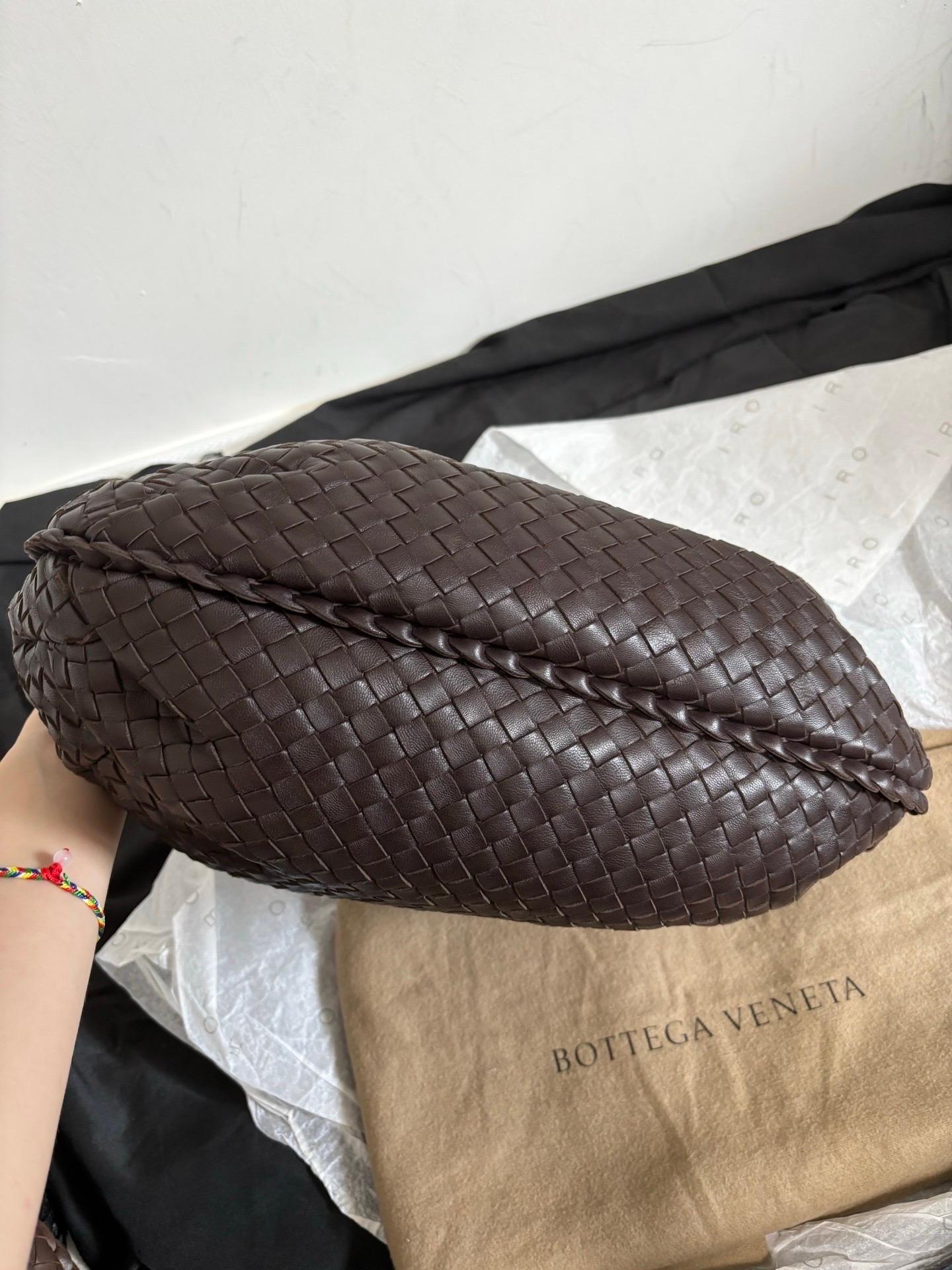 Bottega Veneta Belly Hobo Intrecciato Lambskin Dark Chocolate Brown Medium 40cm Bon état - En vente à AUBERVILLIERS, FR