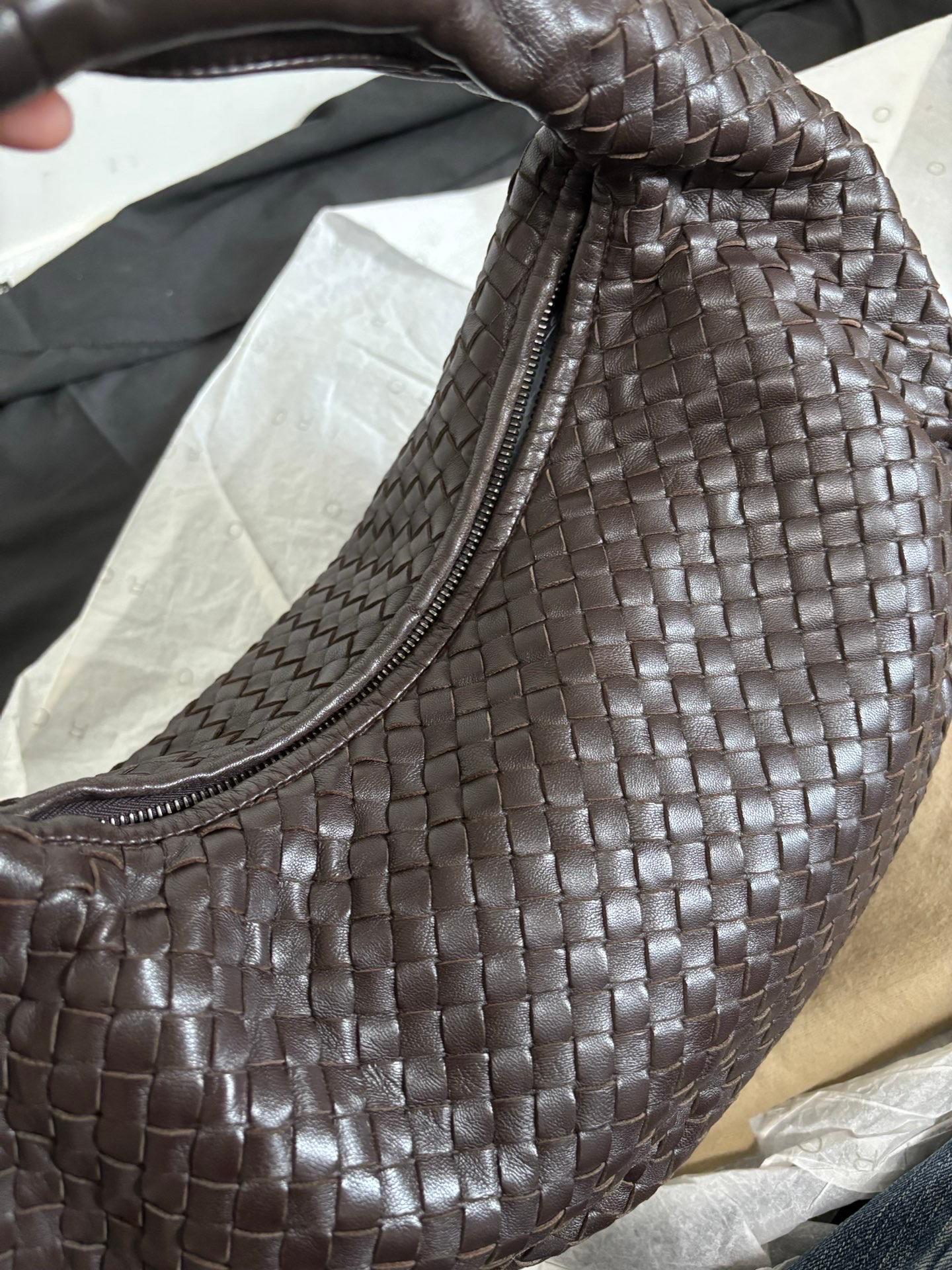 Bottega Veneta Belly Hobo Intrecciato Lambskin Dark Chocolate Brown Medium 40cm en vente 3