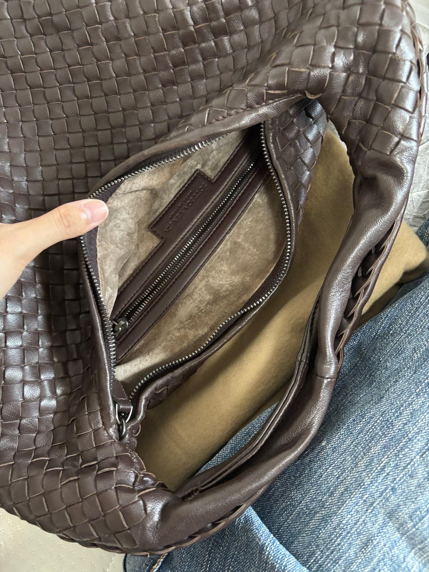 Bottega Veneta Belly Hobo Intrecciato Lambskin Dark Chocolate Brown Medium 40cm en vente 10