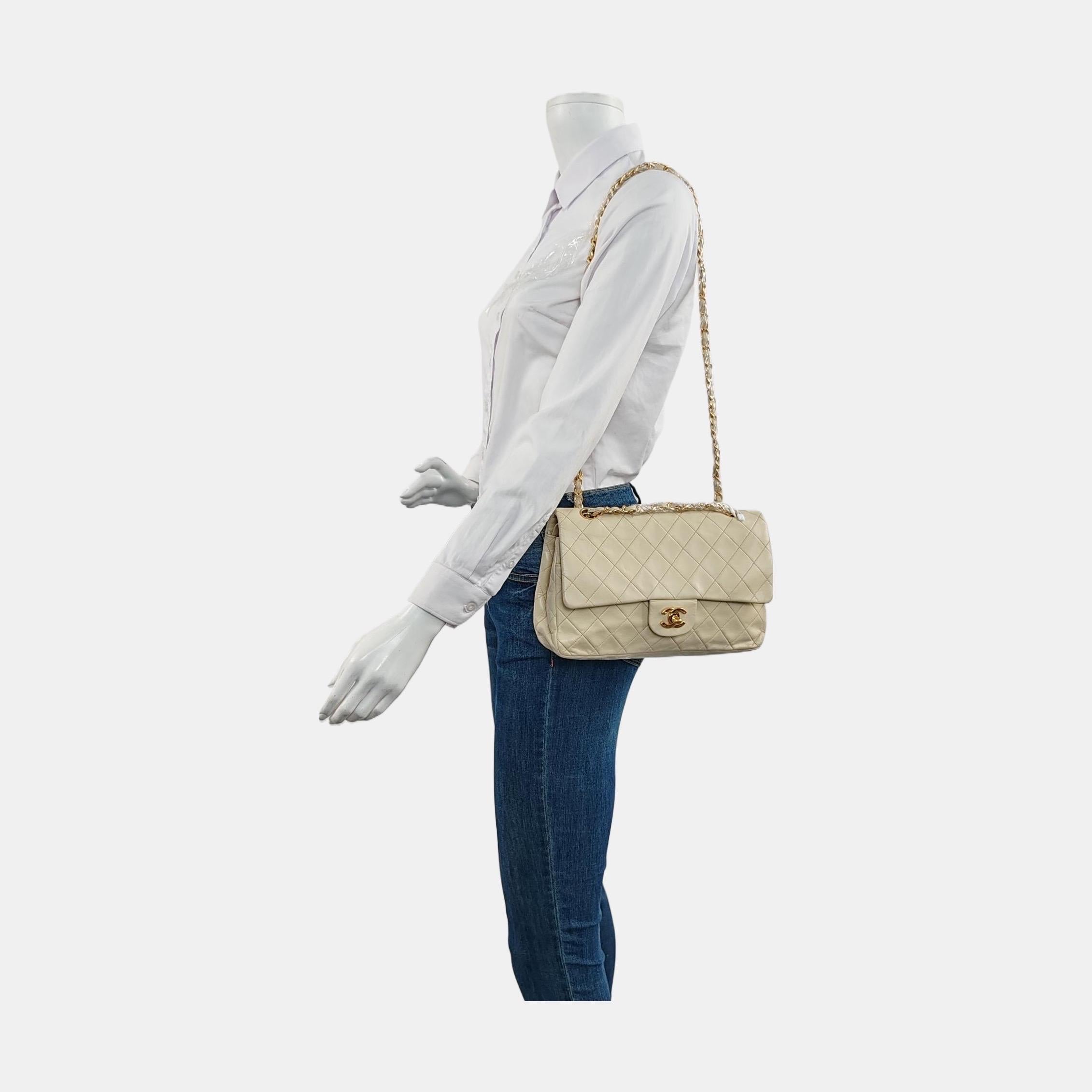 Ce sac Vintage à rabat Timeless Classic de Chanel, unique en son genre, respire la sophistication et l'élégance intemporelle. Confectionné en cuir d'agneau luxueux, il est orné de ferrures en or 24k. 

ÉTAT : BON ÉTAT

Ce sac Chanel authentique est