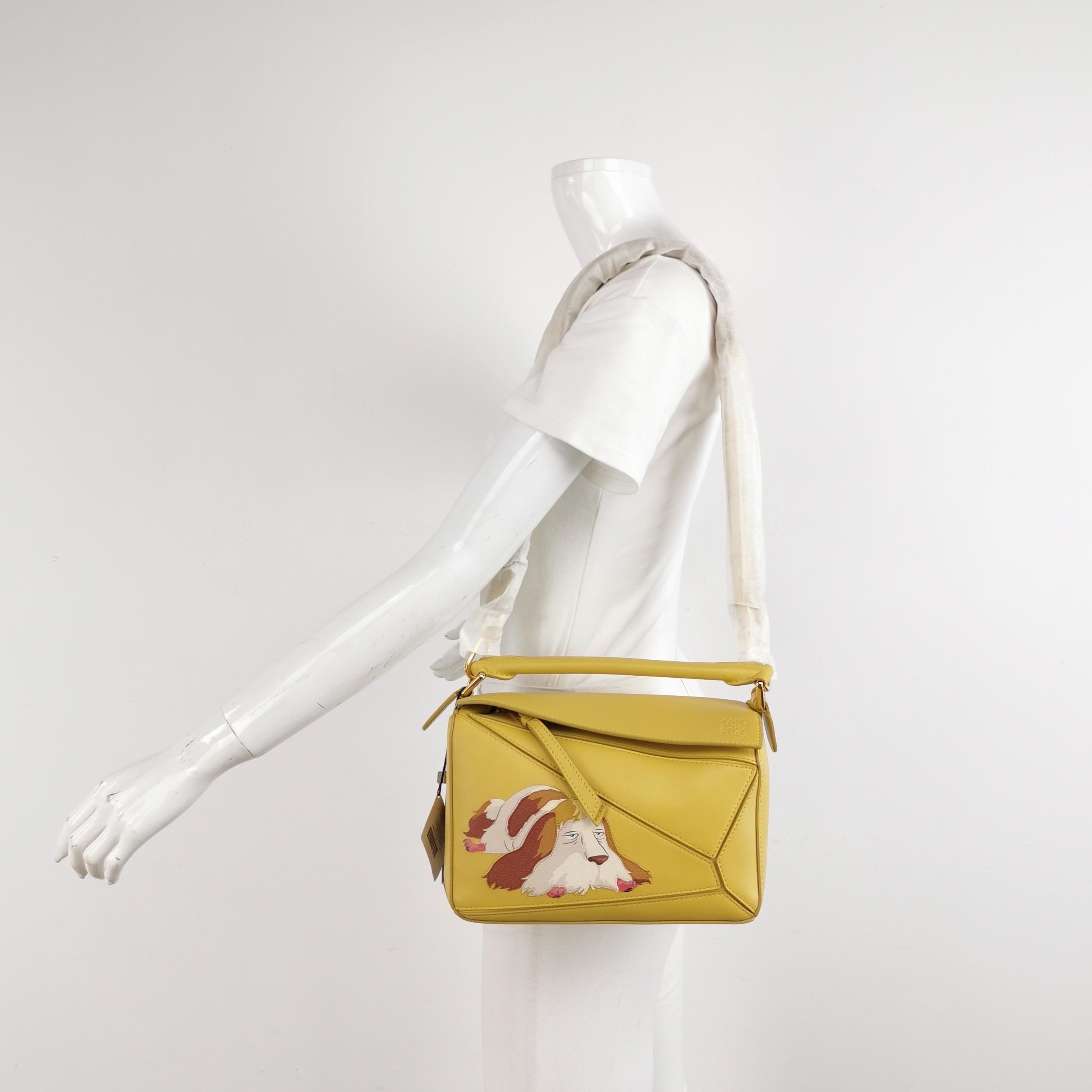 Loewe x Howl's Moving Castle Studio Ghibli Collection Puzzle Calcifer Klein Tan Karamell
 Dies sind professionelle Fotos der tatsächlichen Tasche.
 
 Sie stammt aus der ausverkauften Collaboration zwischen Loewe und dem japanischen Anime-Studio