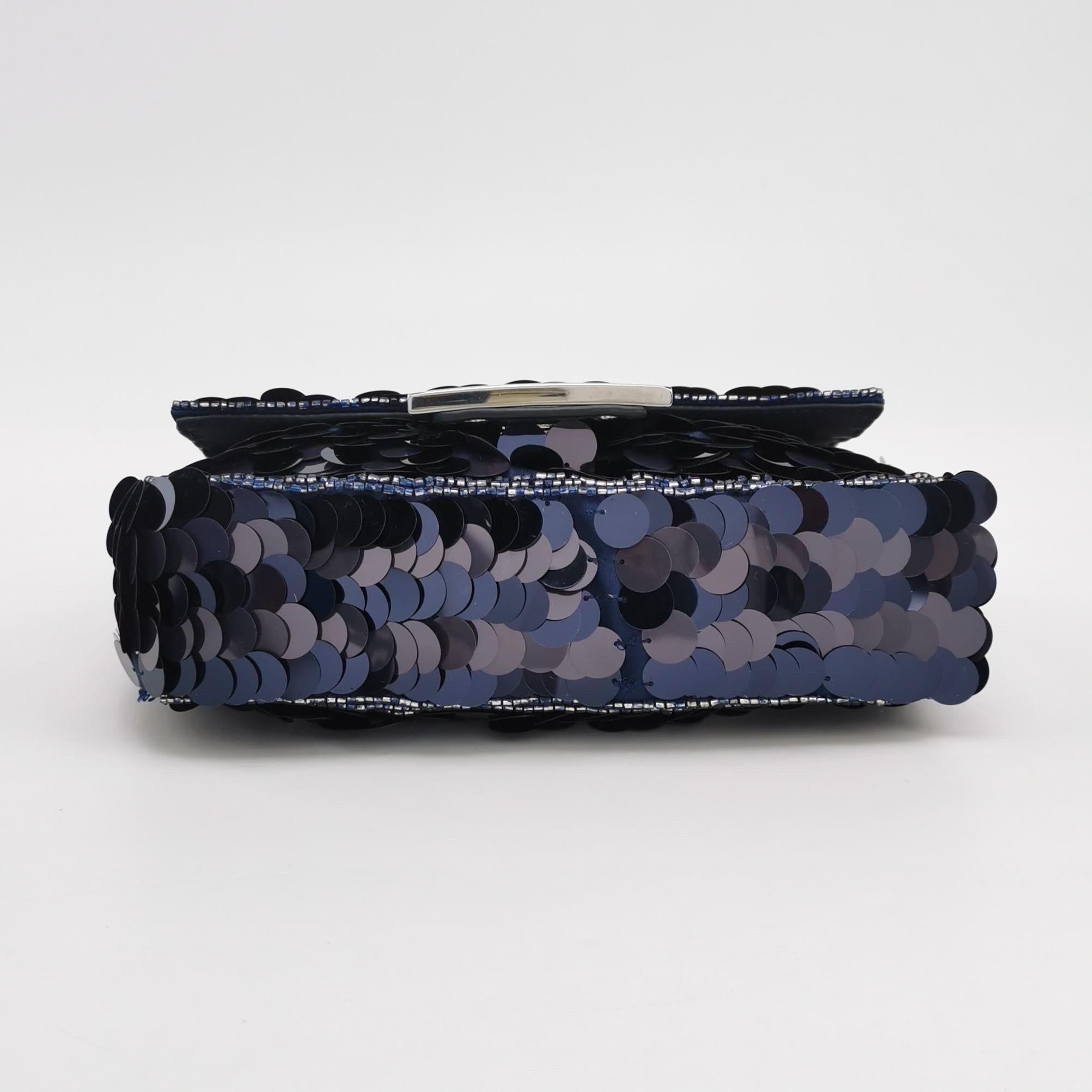 Fendi Baguette Mini Navy Sequins Chain Strap Crossbody Bag Excellent état - En vente à AUBERVILLIERS, FR