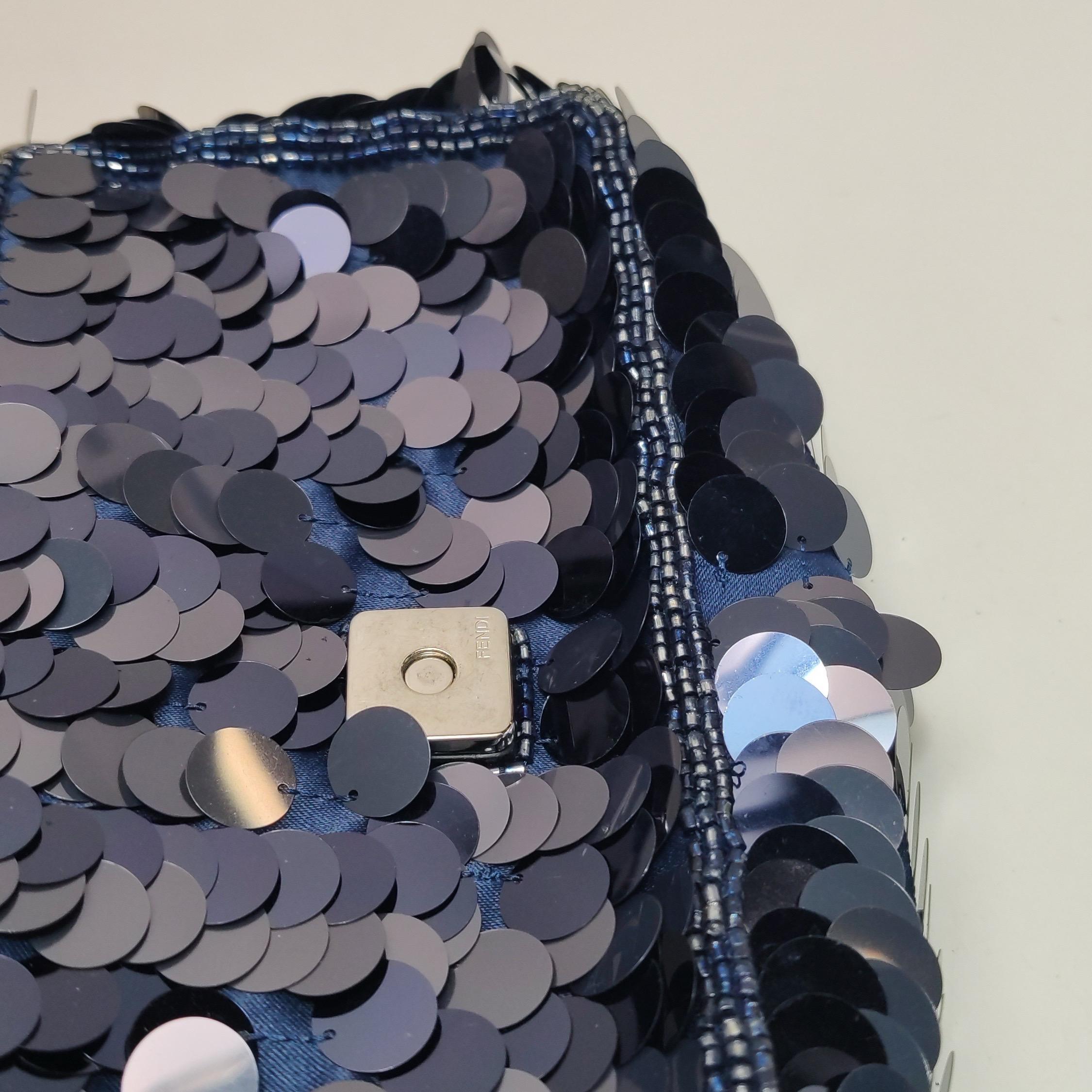 Fendi Baguette Mini Navy Sequins Chain Strap Crossbody Bag en vente 13