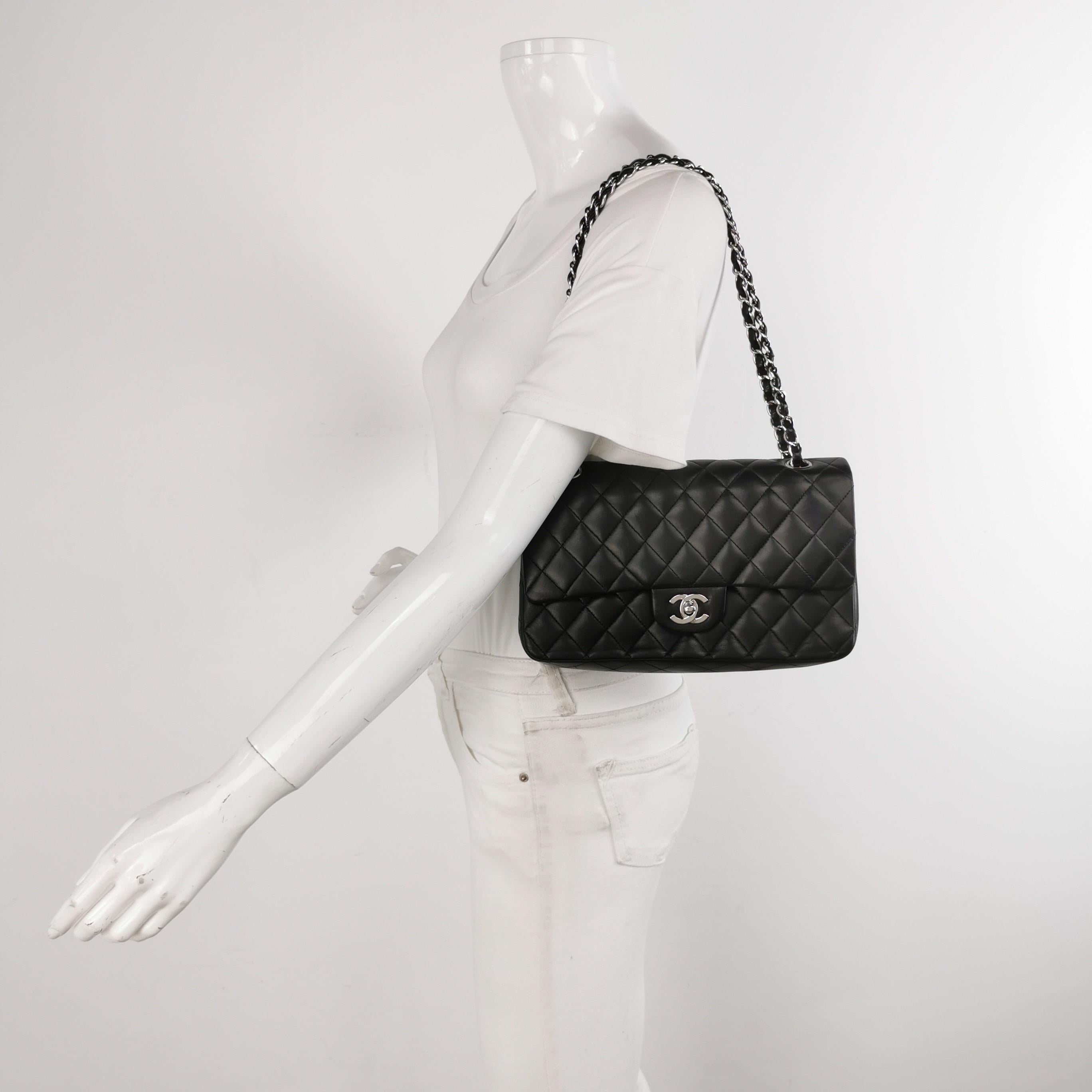 ÉTAT : TRÈS BON

Ce sac Chanel authentique est en très bon état. Les coins et le rabat sont frottés. Rayures sur le matériel. Le cuir présente des plis. Légères taches sur l'ensemble. La couleur a été professionnellement retouchée sur les coins, le