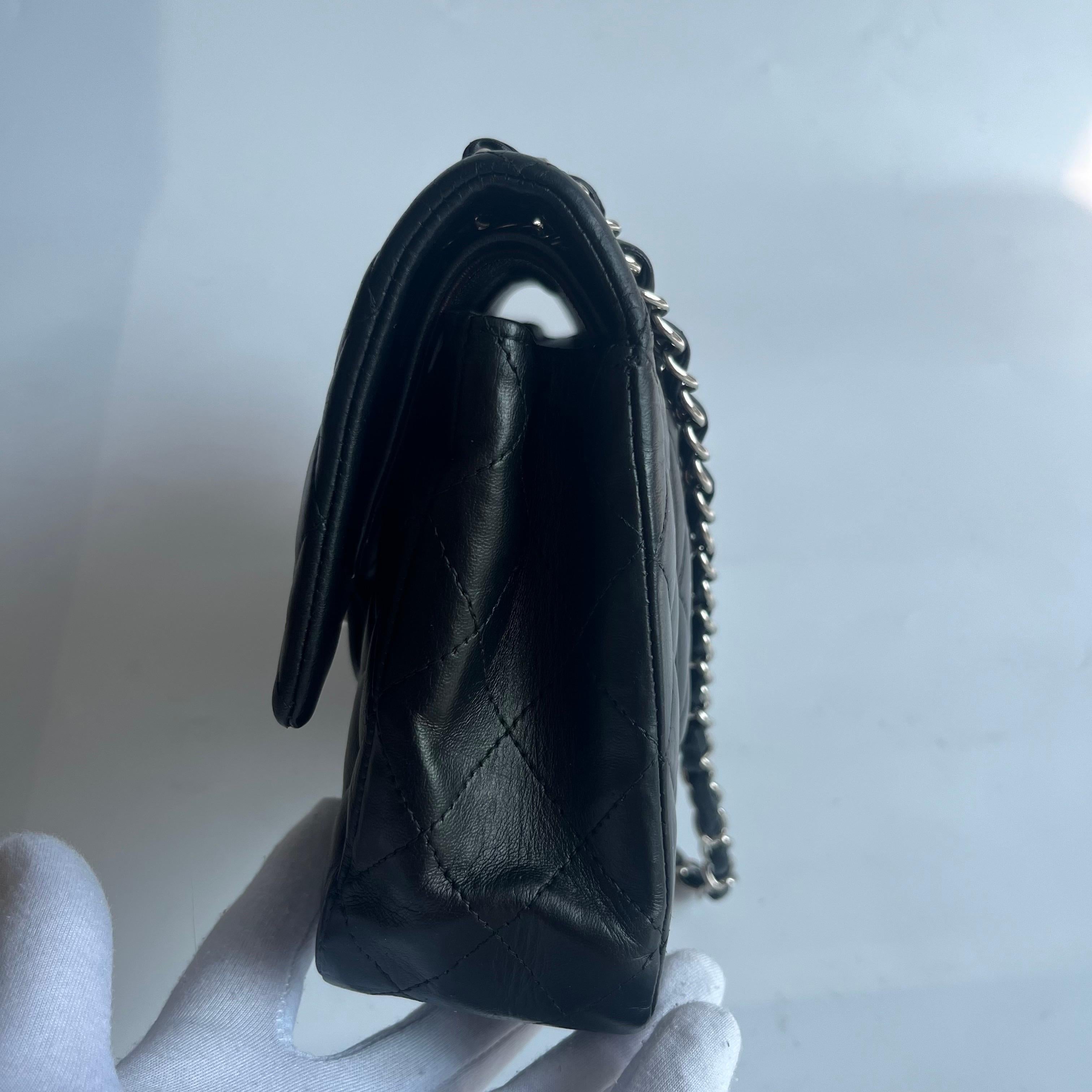 Chanel Timeless Classic Flap Medium Black Lambskin Leather Silver Hardware, 2012 en vente 3