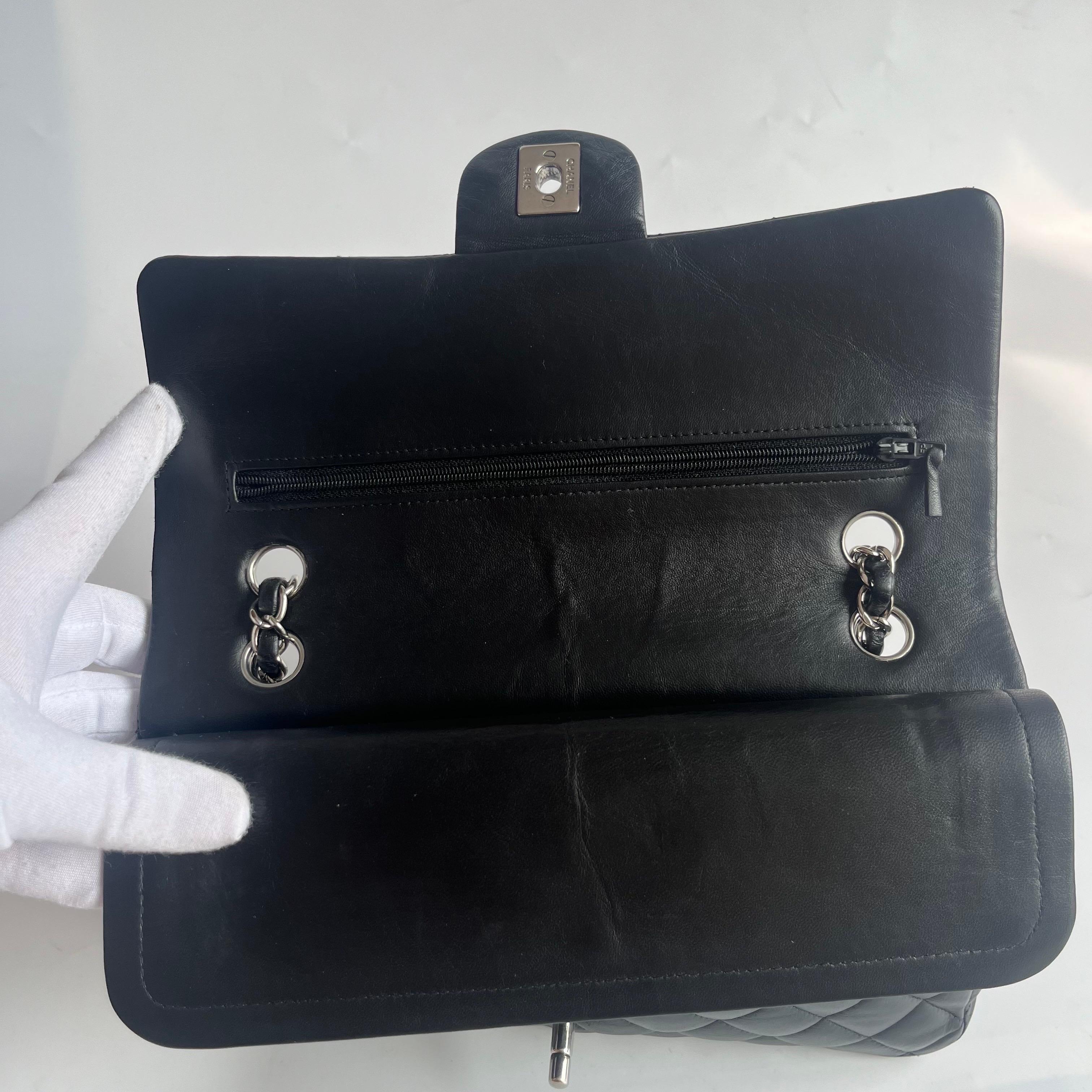 Chanel Timeless Classic Flap Medium Black Lambskin Leather Silver Hardware, 2012 en vente 10