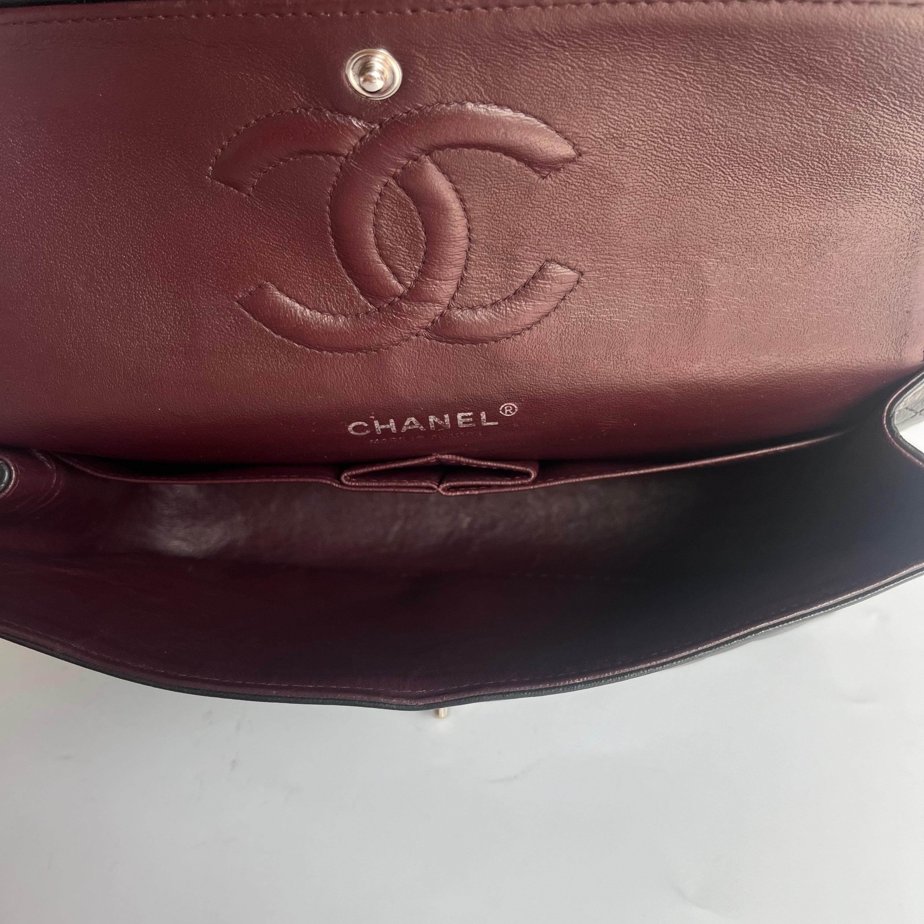 Chanel Timeless Classic Flap Medium Black Lambskin Leather Silver Hardware, 2012 en vente 15