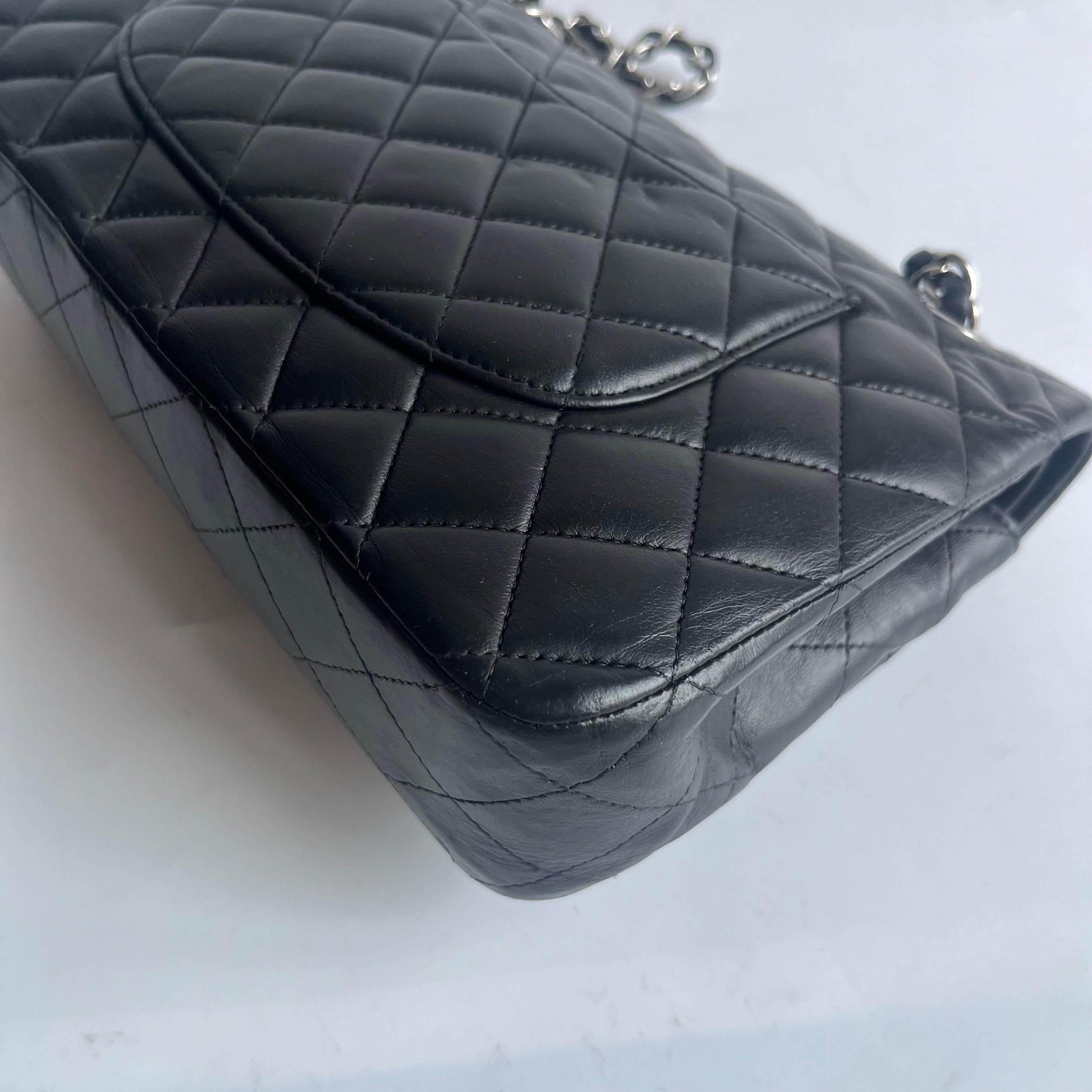 Chanel Timeless Classic Flap Medium Black Lambskin Leather Silver Hardware, 2012 en vente 5