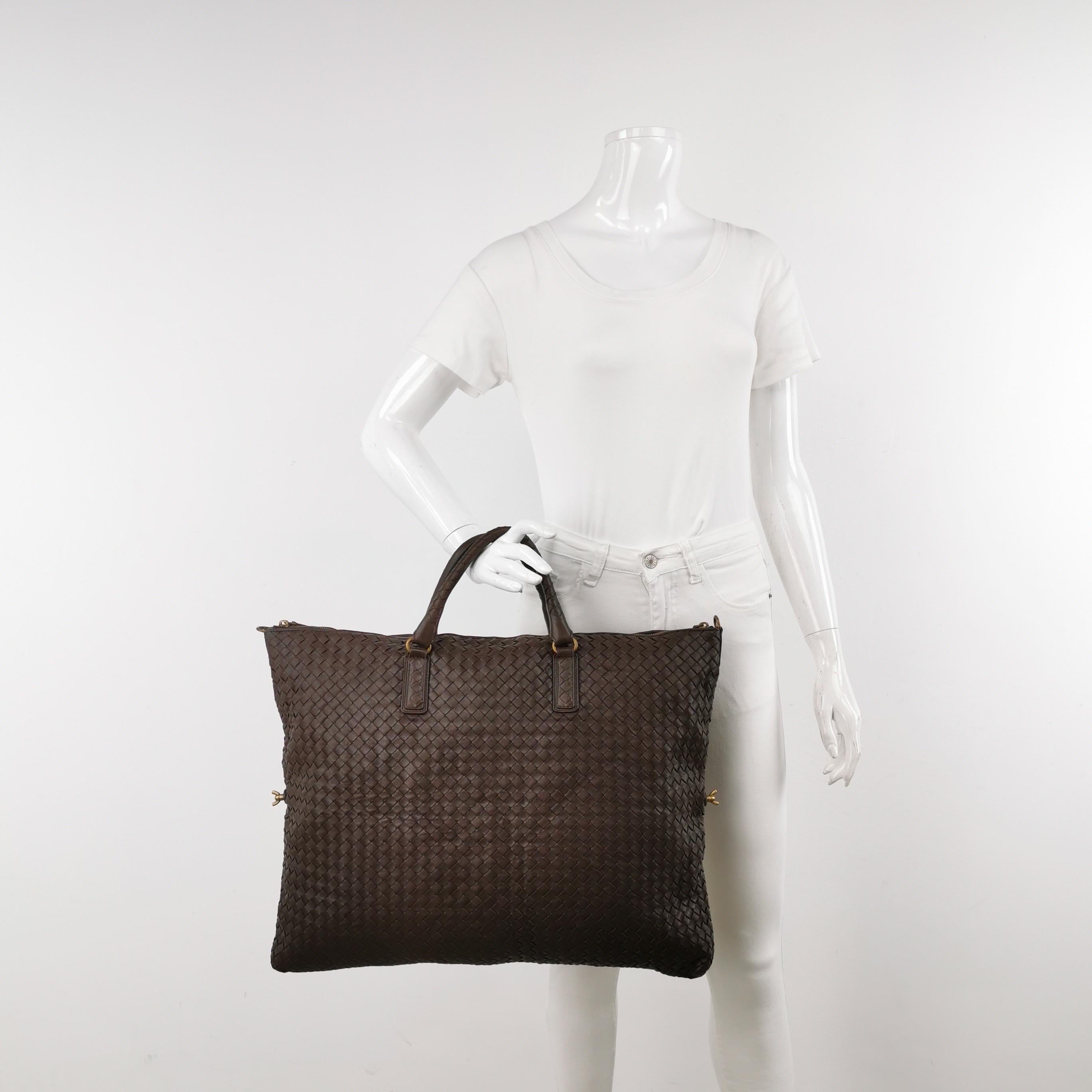 Diese Bottega Veneta Convertible Tote Bag ist ein außergewöhnliches Stück Luxus, gefertigt aus dem ikonischen Lammleder mit dem unverkennbaren Intrecciato-Gewebe. Diese Tasche ist geräumig genug für alles, was Sie brauchen. Dank des oberen Griffs