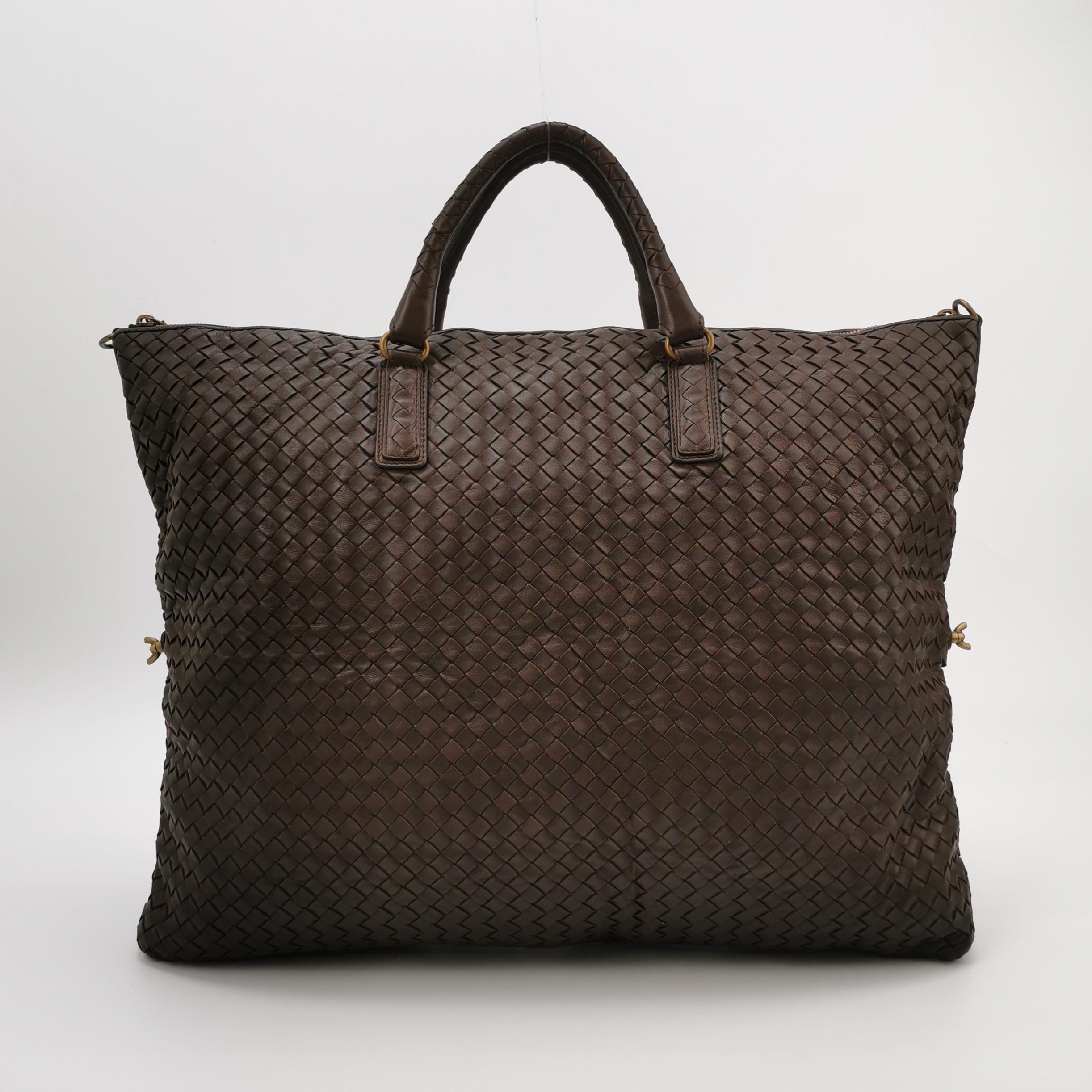 Bottega Veneta Maxi Convertible Tote Dunkelschokolade Braun Leder Gold Hardware (Schwarz) im Angebot