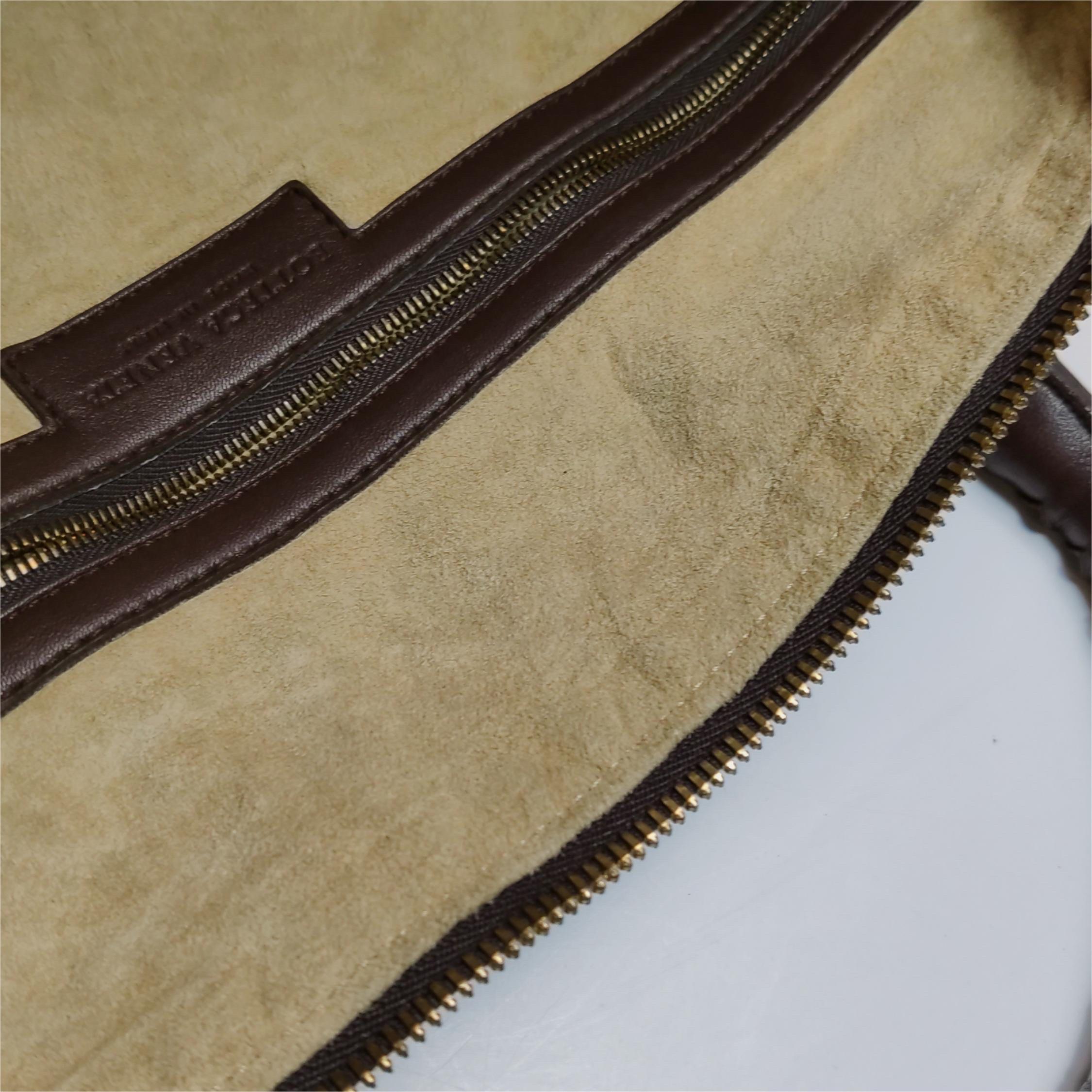 Bottega Veneta Maxi Convertible Tote Dunkelschokolade Braun Leder Gold Hardware im Angebot 7