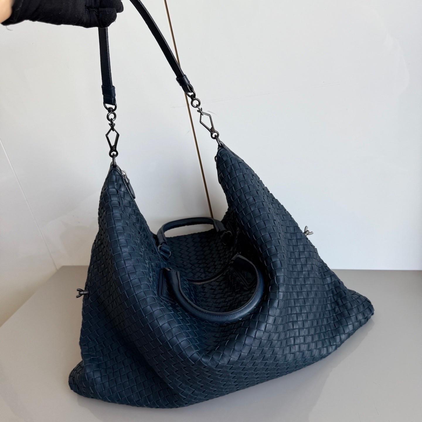 Ce fourre-tout convertible Bottega Veneta est une pièce de luxe exceptionnelle, réalisée en cuir d'agneau emblématique avec le tissage Intrecciato immédiatement reconnaissable. Ce sac est suffisamment spacieux pour contenir tous vos objets