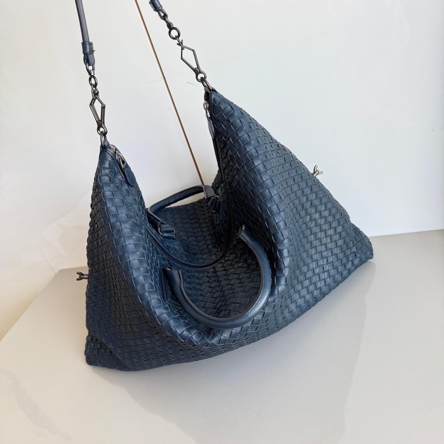 Noir Bottega Veneta Maxi Convertible Tote Bag Navy Leather 50cm en vente
