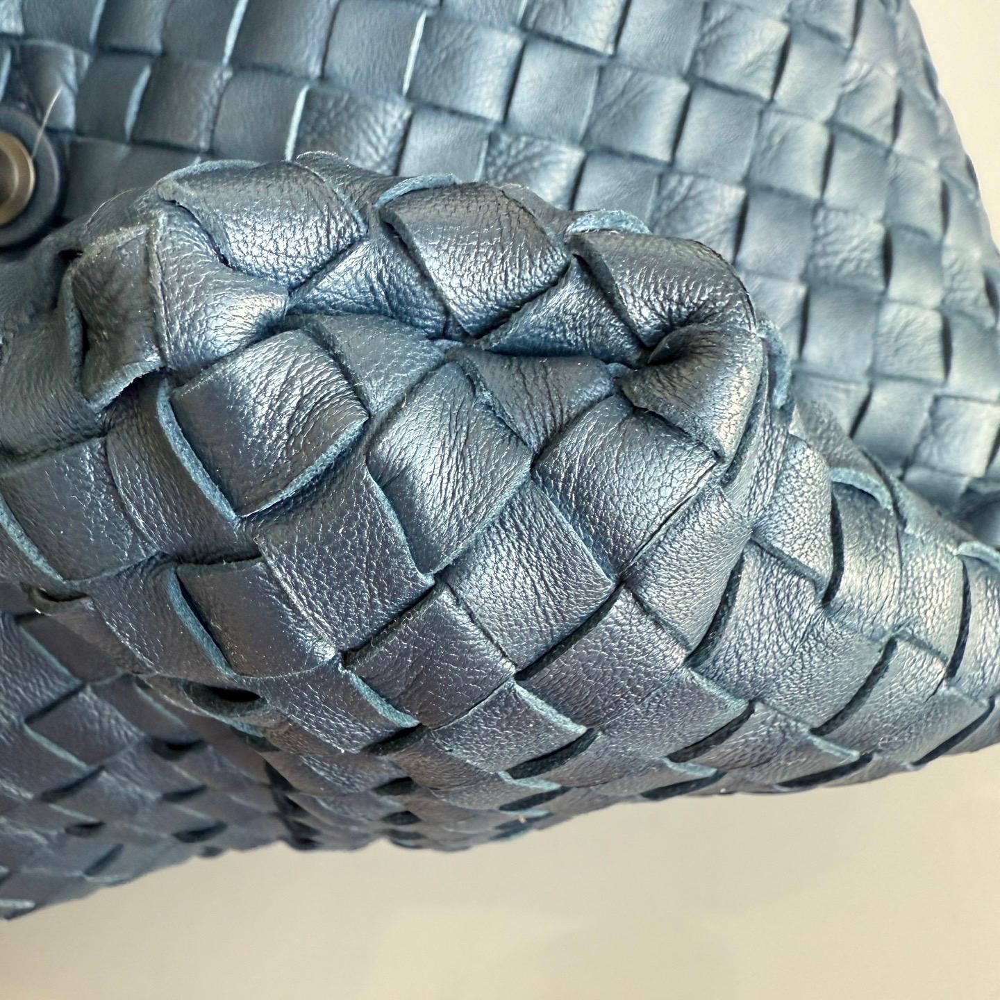 Bottega Veneta Maxi Convertible Tote Bag Navy Leather 50cm Excellent état - En vente à AUBERVILLIERS, FR