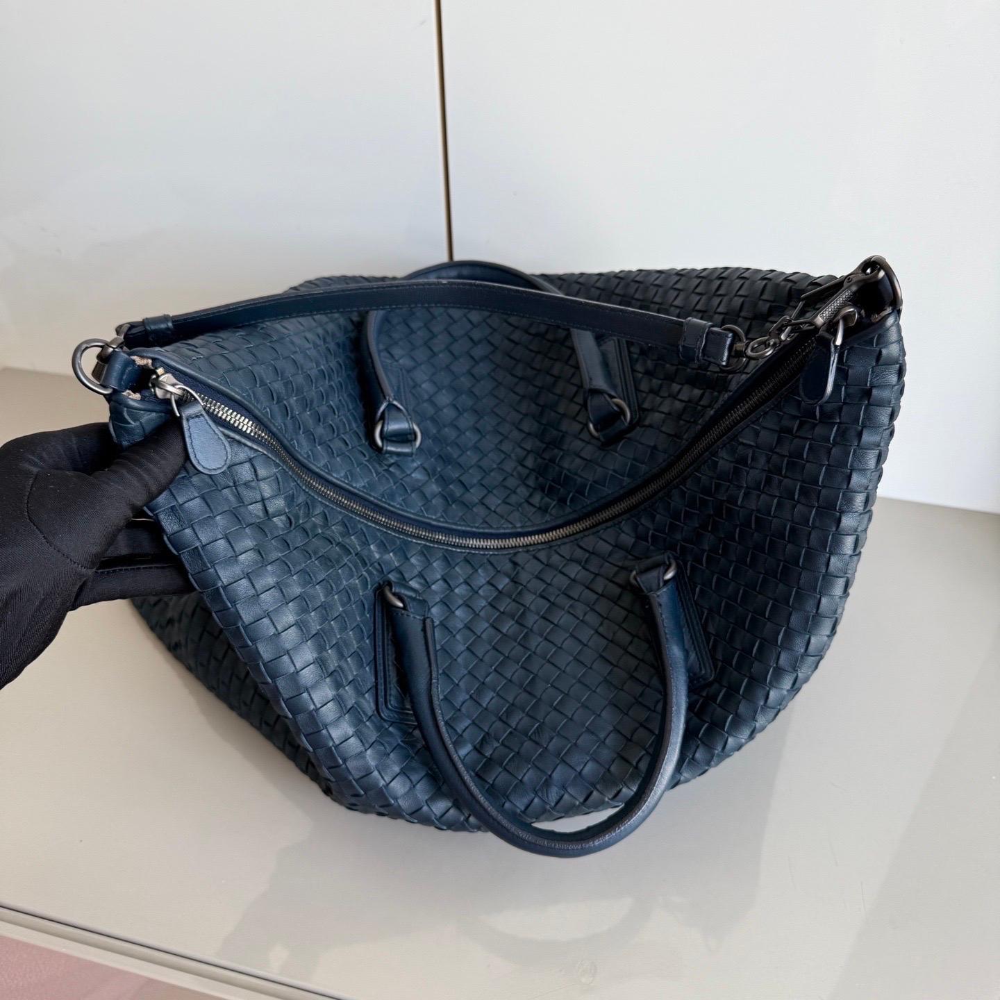 Bottega Veneta Maxi Convertible Tote Bag Navy Leather 50cm en vente 1