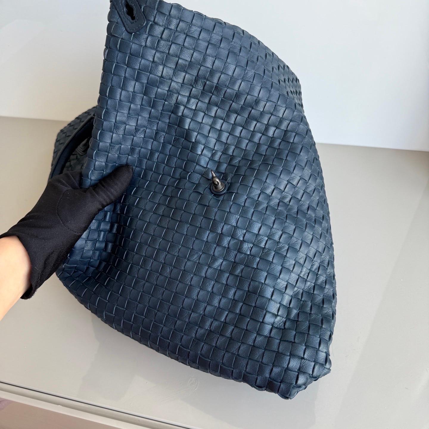 Bottega Veneta Maxi Convertible Tote Bag Navy Leather 50cm Pour femmes en vente