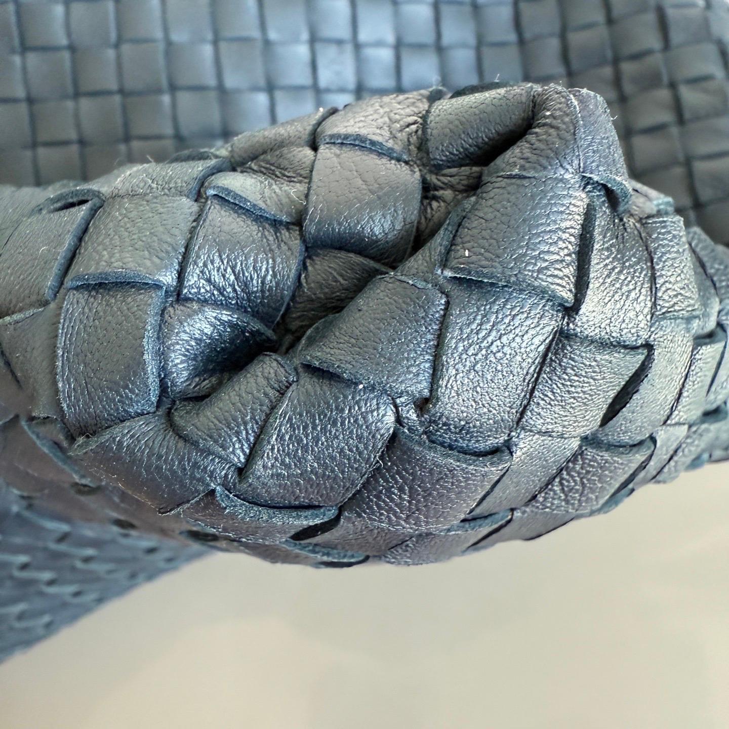 Bottega Veneta Maxi Convertible Tote Bag Navy Leather 50cm en vente 3