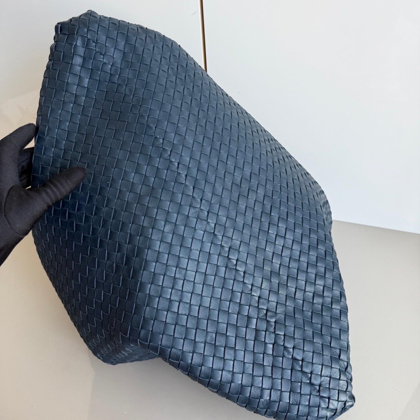 Bottega Veneta Maxi Convertible Tote Bag Navy Leather 50cm en vente 5