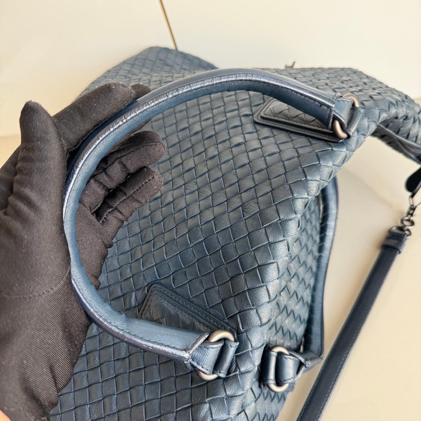 Bottega Veneta Maxi Convertible Tote Bag Navy Leather 50cm en vente 4