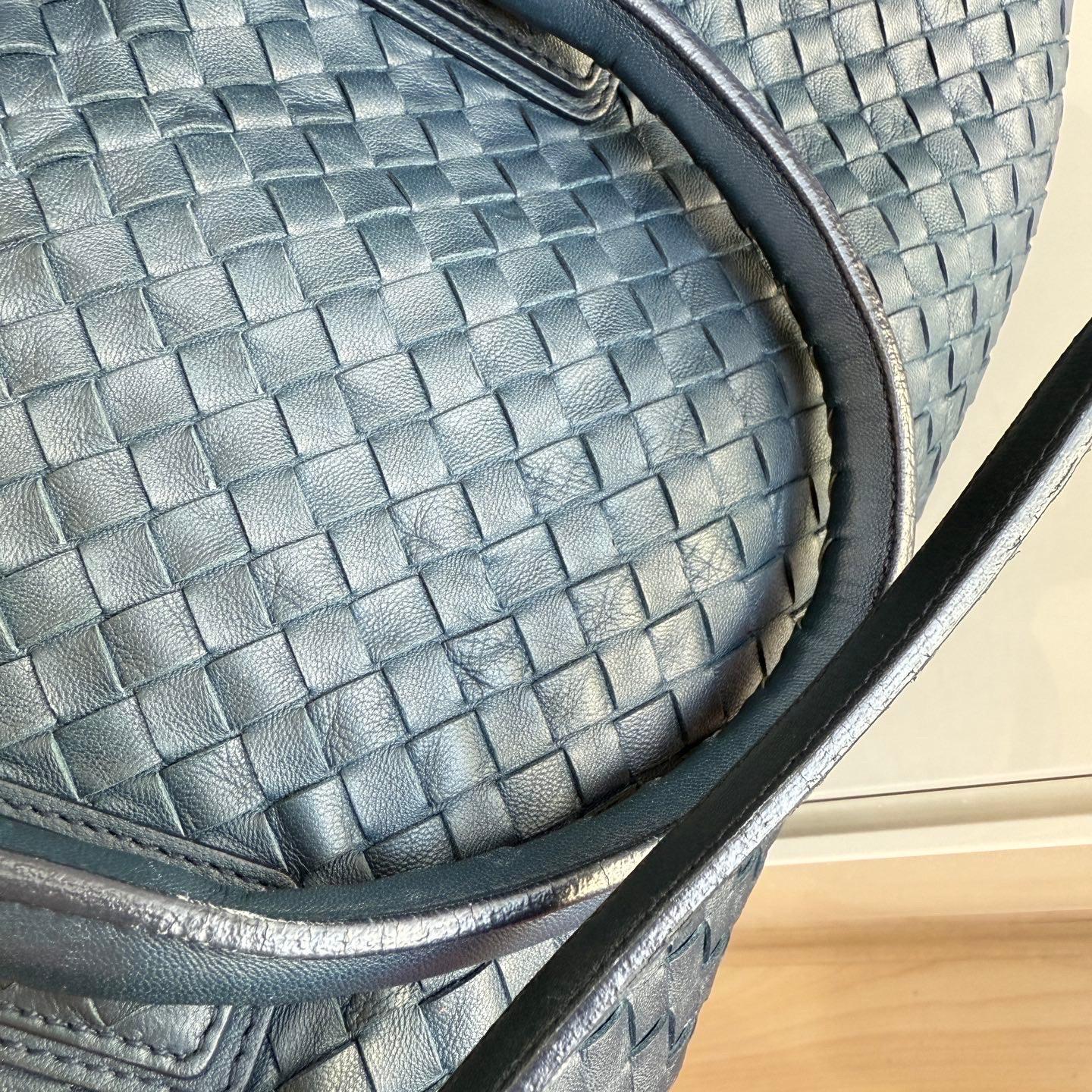 Bottega Veneta Maxi Convertible Tote Bag Navy Leather 50cm en vente 6