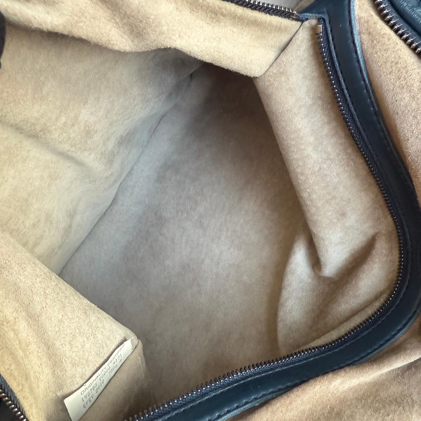 Bottega Veneta Maxi Convertible Tote Bag Navy Leather 50cm en vente 9