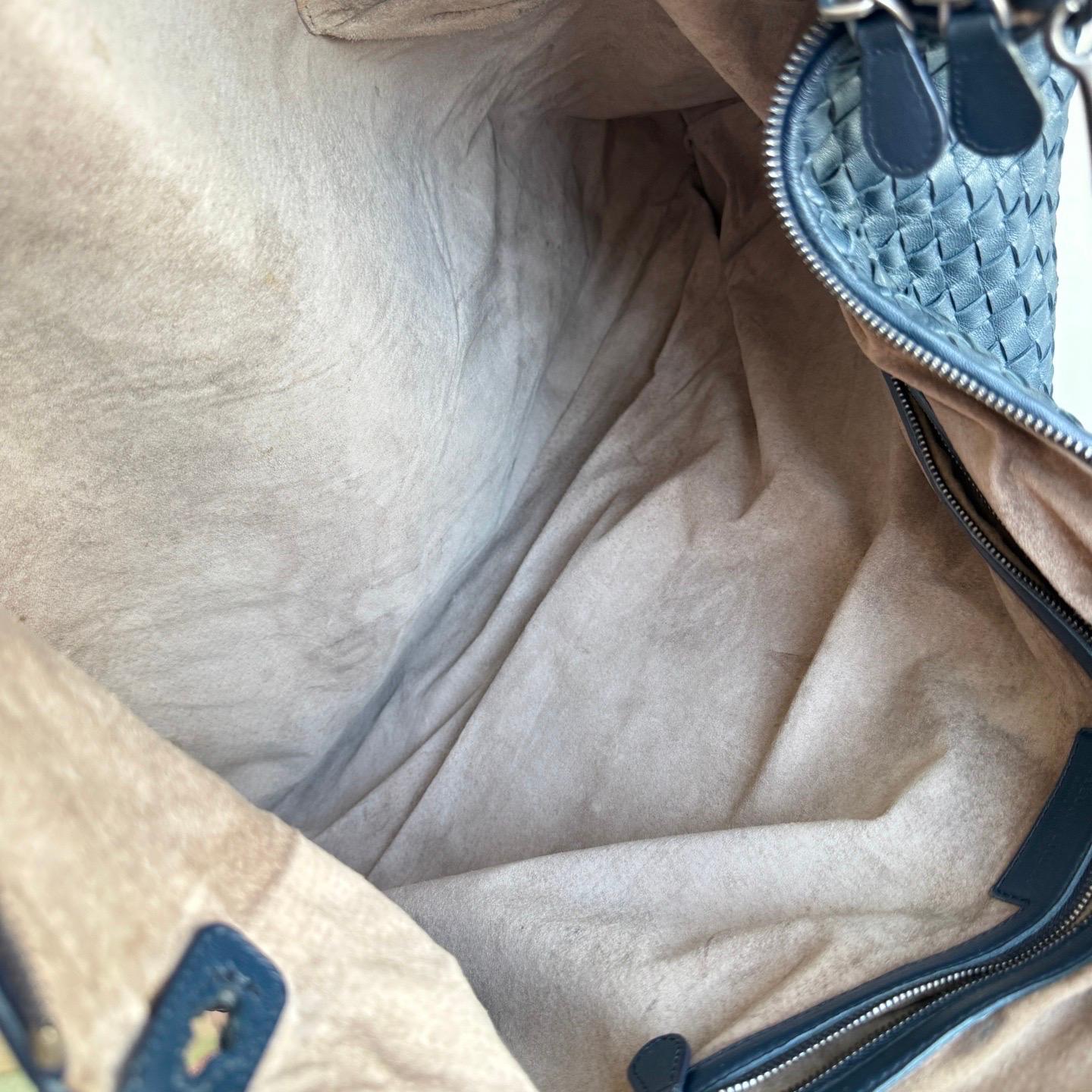 Bottega Veneta Maxi Convertible Tote Bag Navy Leather 50cm en vente 10