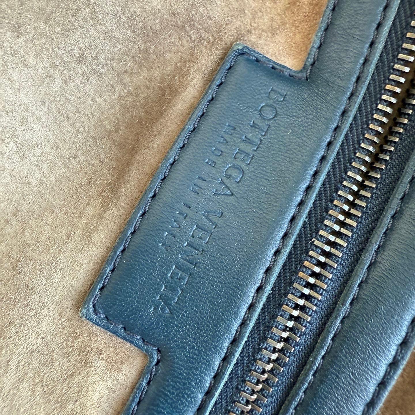 Bottega Veneta Maxi Convertible Tote Bag Navy Leather 50cm en vente 11