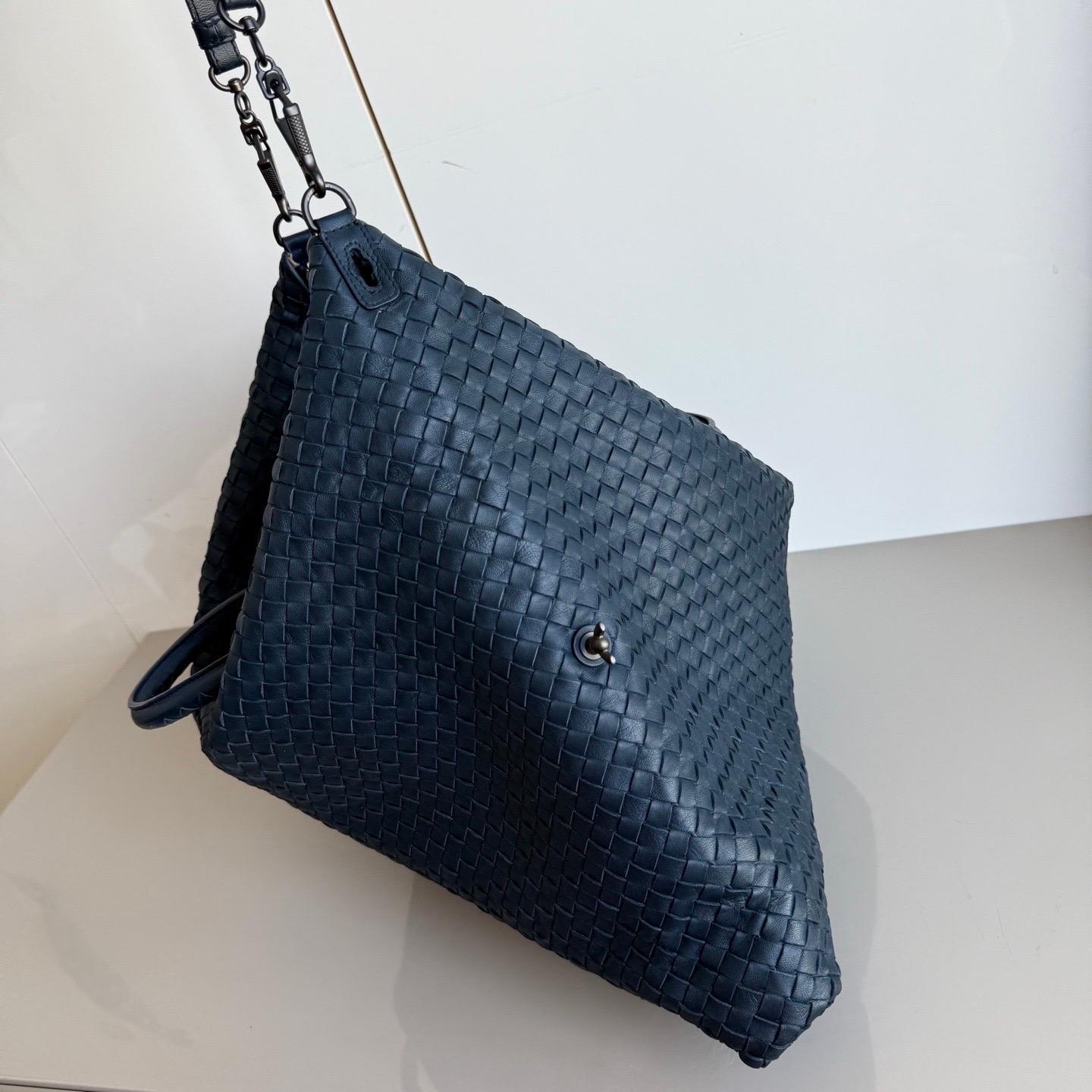 Bottega Veneta Maxi Convertible Tote Bag Navy Leather 50cm en vente 13