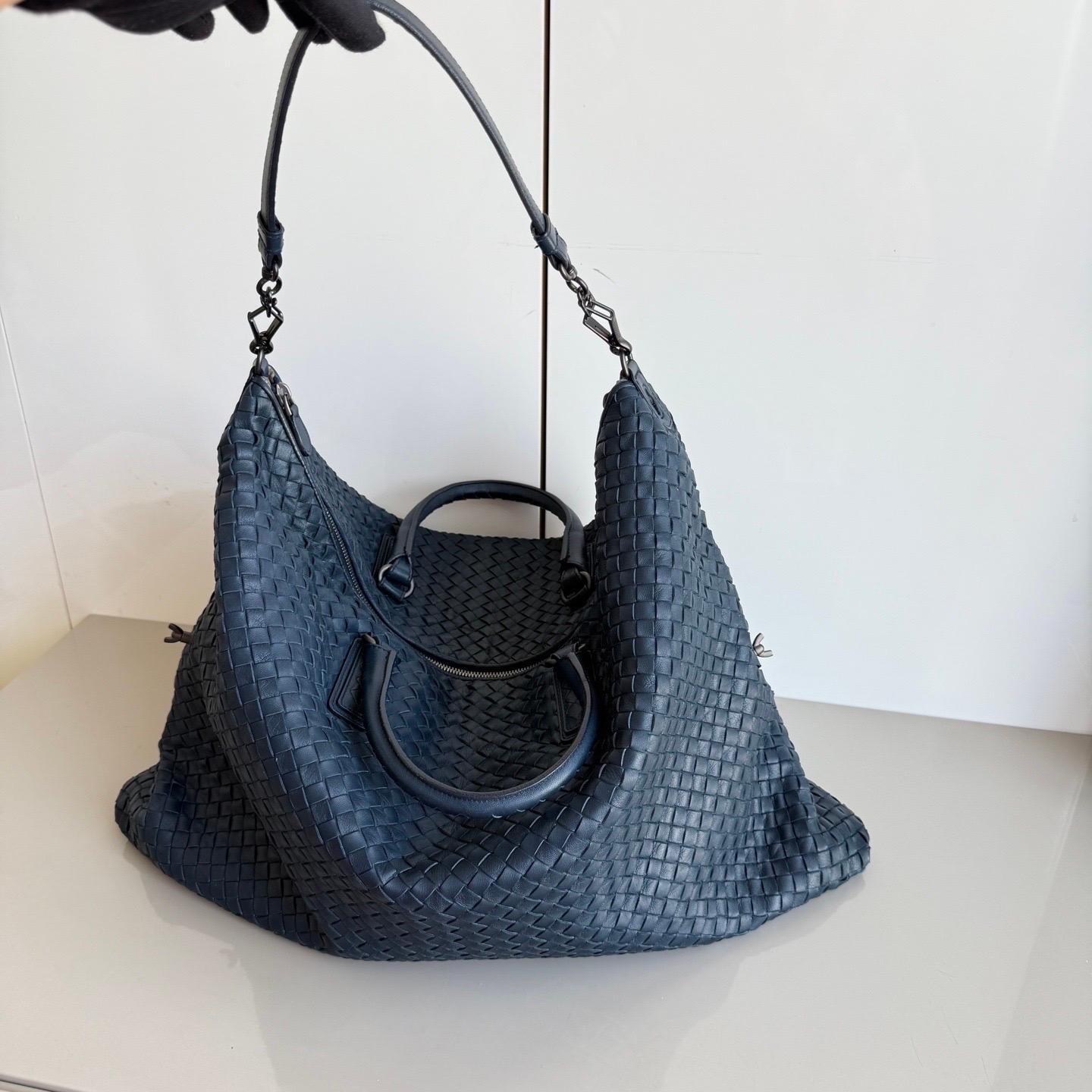 Bottega Veneta Maxi Convertible Tote Bag Navy Leather 50cm en vente 14
