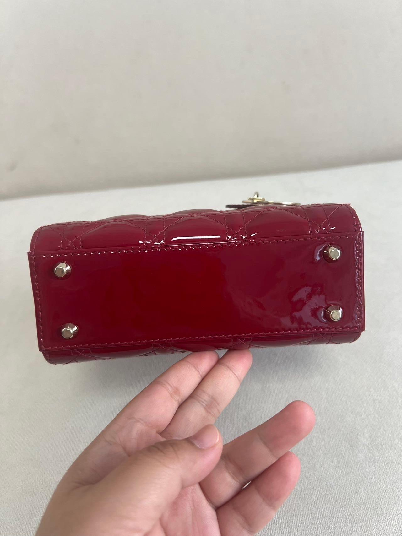 Lady Dior Mini Bourgogne Rouge Cuir verni Bracelet chaîne or 2021 Intérieur daim Excellent état - En vente à AUBERVILLIERS, FR