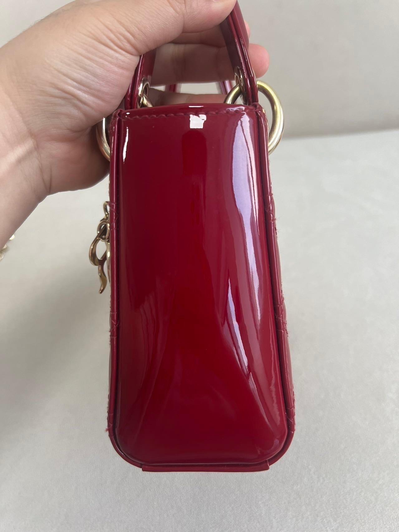 Lady Dior Mini Bourgogne Rouge Cuir verni Bracelet chaîne or 2021 Intérieur daim Pour femmes en vente