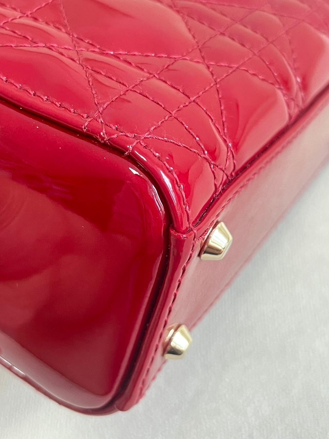 Lady Dior Mini Bourgogne Rouge Cuir verni Bracelet chaîne or 2021 Intérieur daim en vente 1