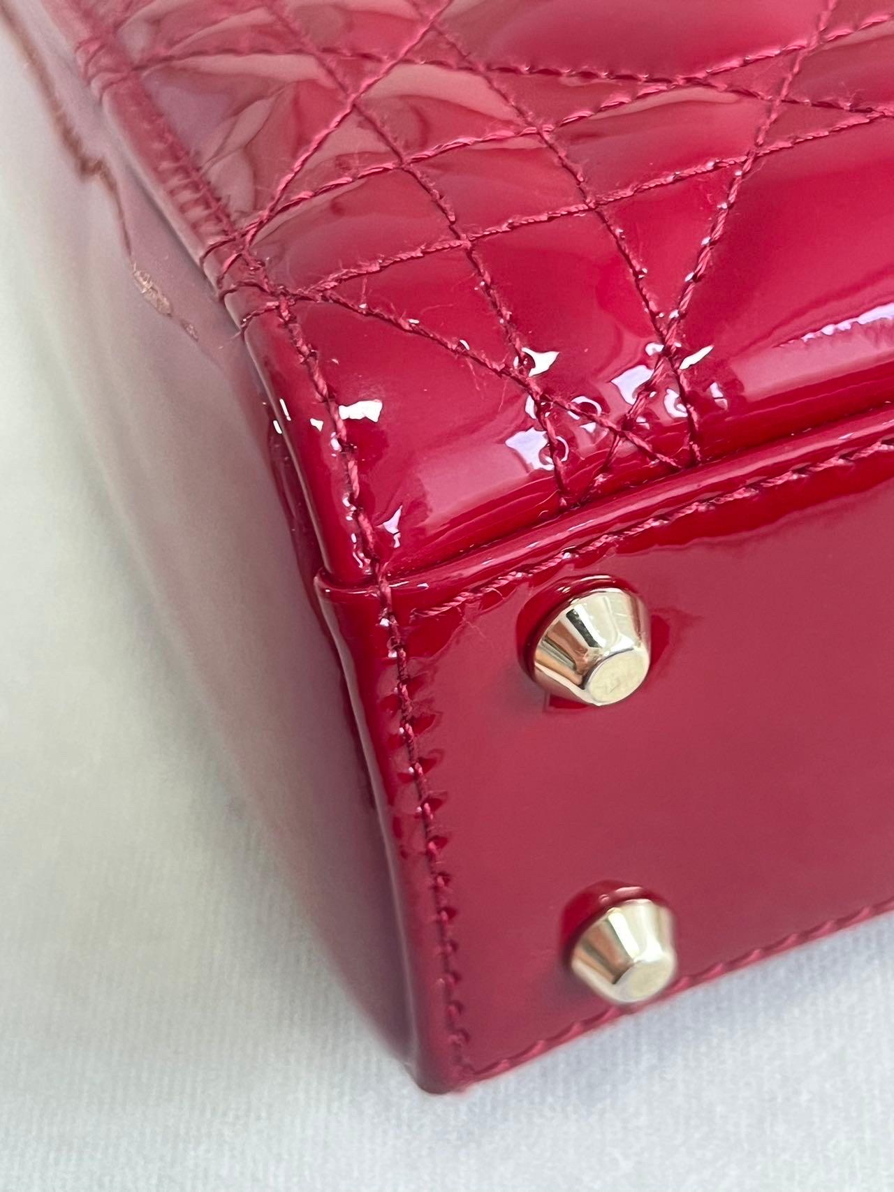 Lady Dior Mini Bourgogne Rouge Cuir verni Bracelet chaîne or 2021 Intérieur daim en vente 2