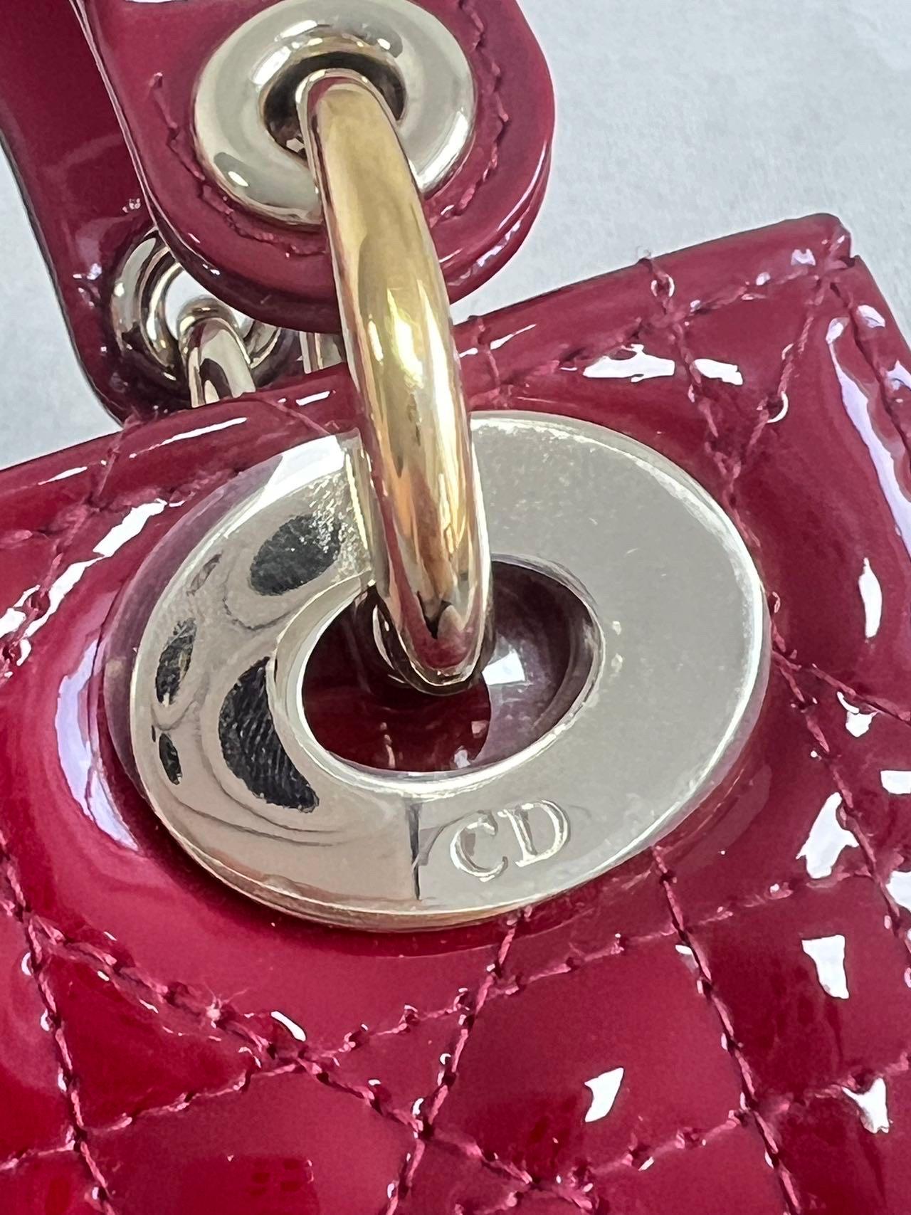 Lady Dior Mini Bourgogne Rouge Cuir verni Bracelet chaîne or 2021 Intérieur daim en vente 3
