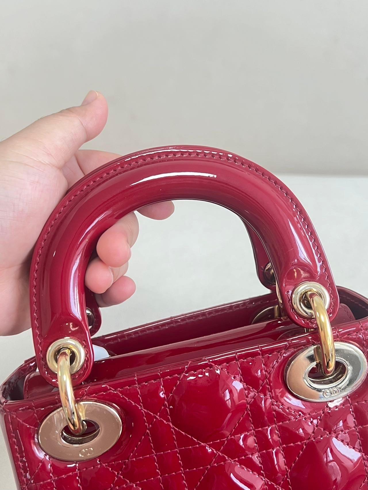Lady Dior Mini Bourgogne Rouge Cuir verni Bracelet chaîne or 2021 Intérieur daim en vente 4