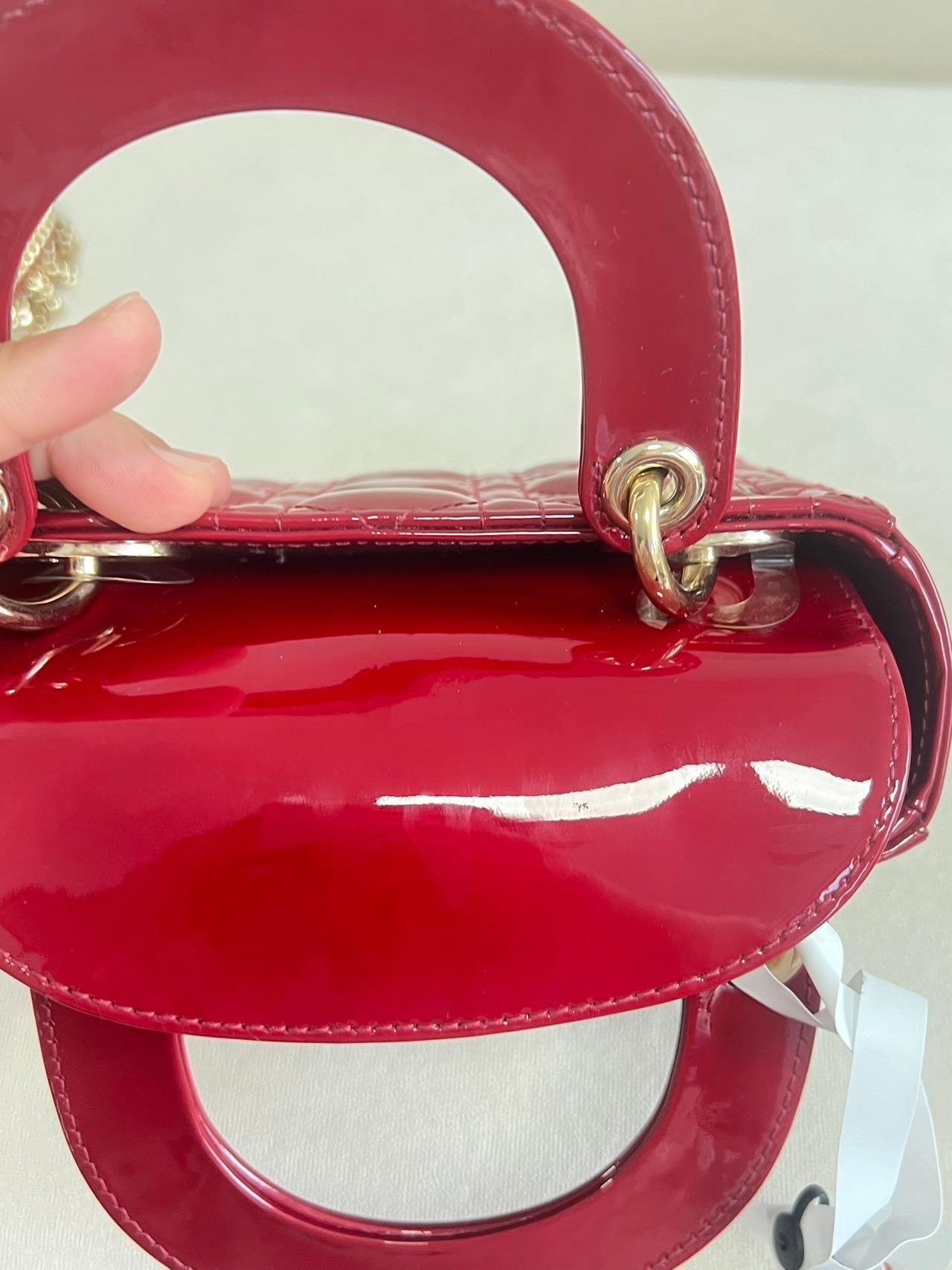 Lady Dior Mini Bourgogne Rouge Cuir verni Bracelet chaîne or 2021 Intérieur daim en vente 5