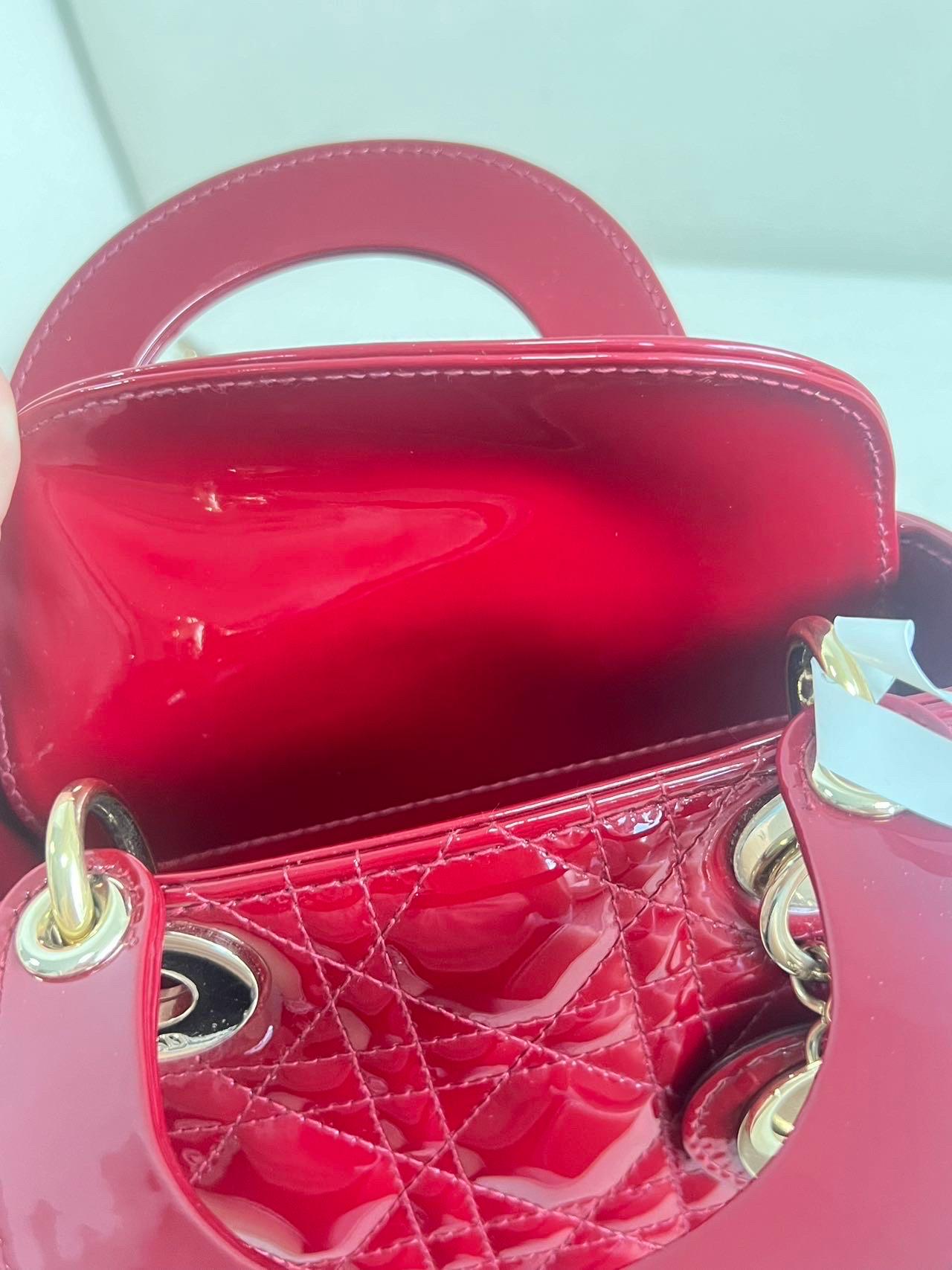 Lady Dior Mini Bourgogne Rouge Cuir verni Bracelet chaîne or 2021 Intérieur daim en vente 7