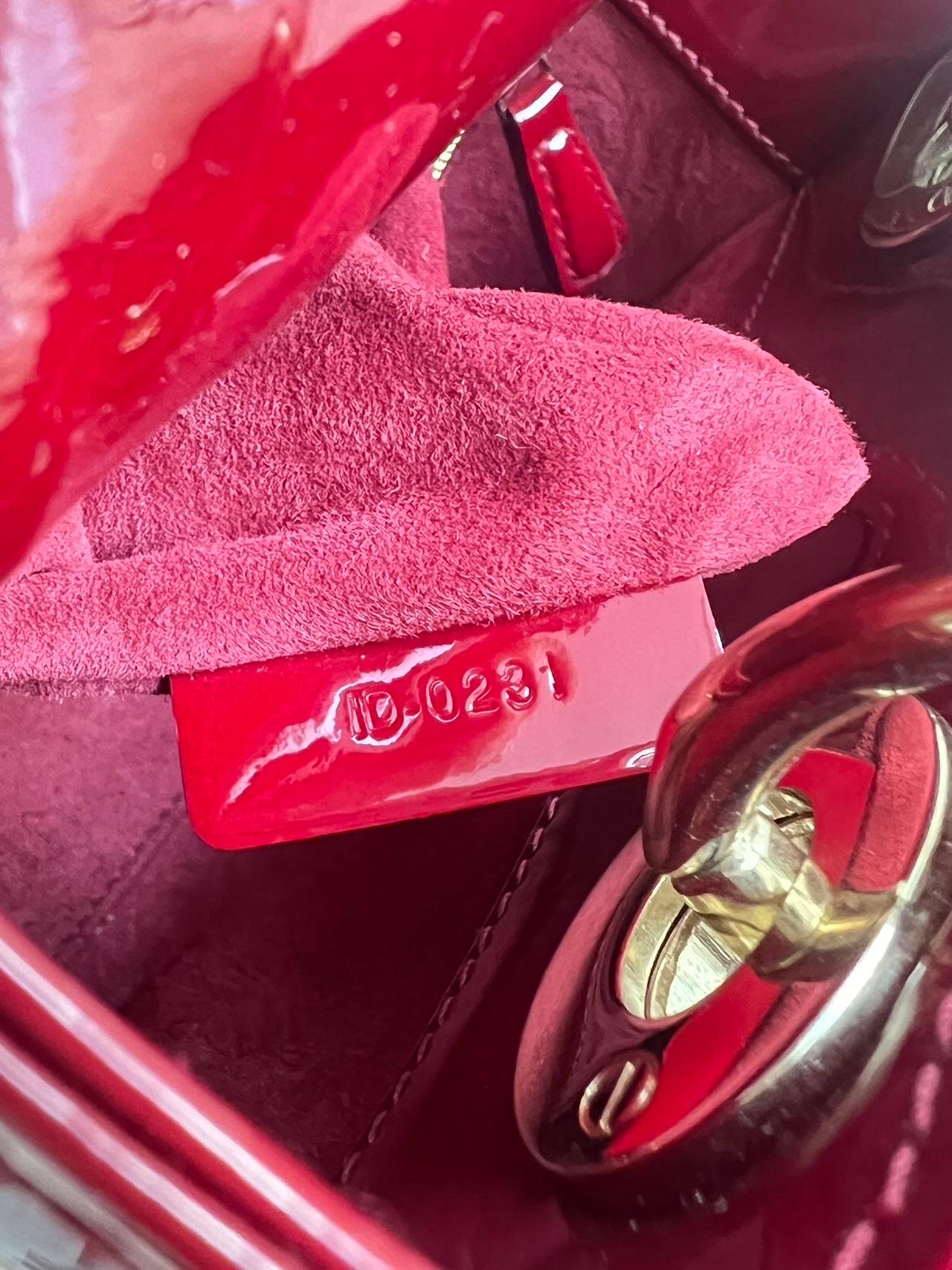 Lady Dior Mini Bourgogne Rouge Cuir verni Bracelet chaîne or 2021 Intérieur daim en vente 8