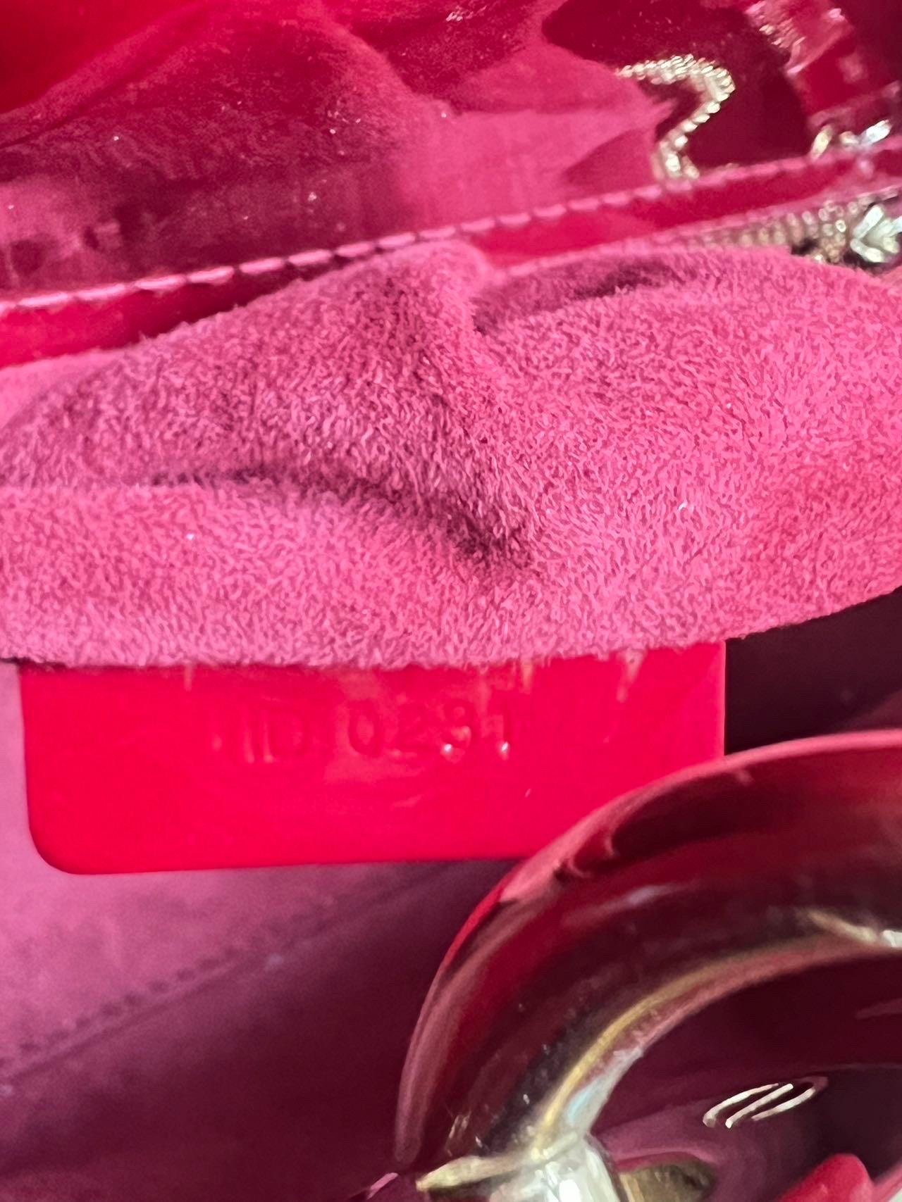 Lady Dior Mini Bourgogne Rouge Cuir verni Bracelet chaîne or 2021 Intérieur daim en vente 9