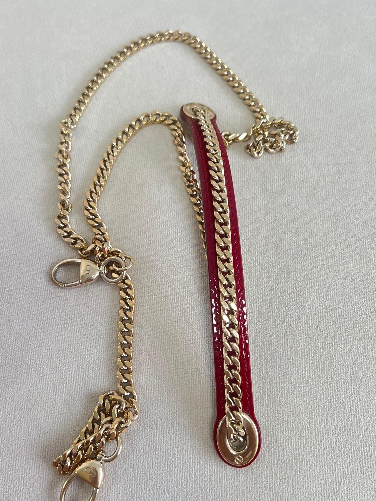 Lady Dior Mini Bourgogne Rouge Cuir verni Bracelet chaîne or 2021 Intérieur daim en vente 10