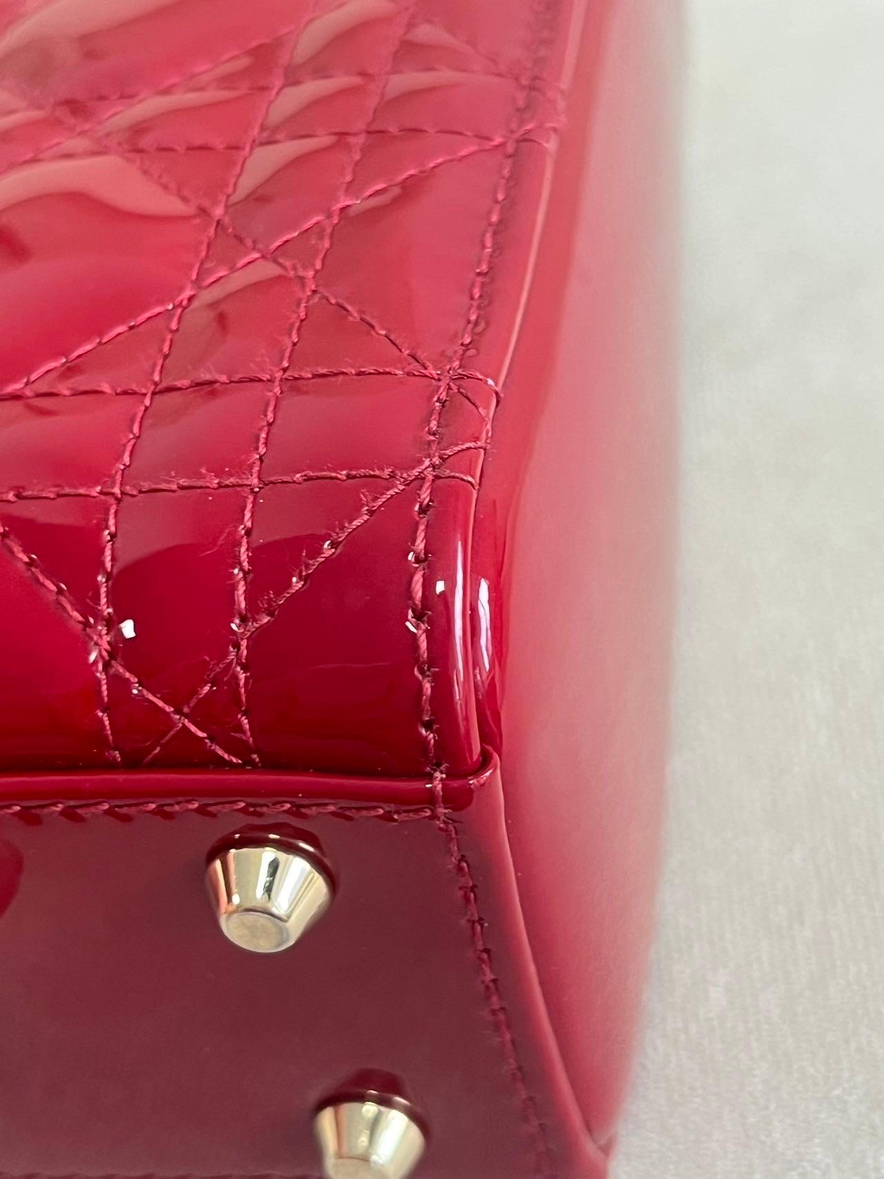 Lady Dior Mini Bourgogne Rouge Cuir verni Bracelet chaîne or 2021 Intérieur daim en vente 11