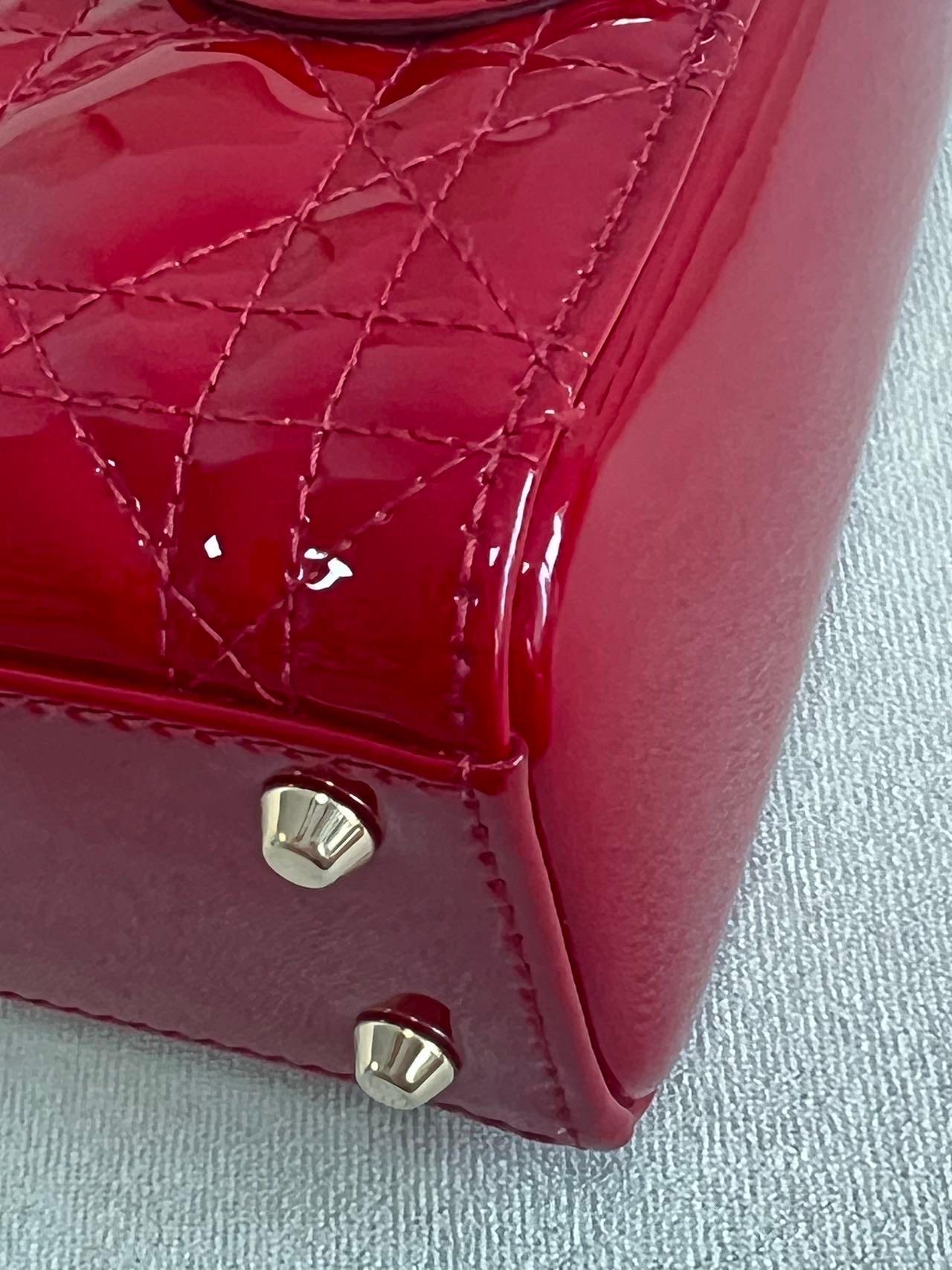 Lady Dior Mini Bourgogne Rouge Cuir verni Bracelet chaîne or 2021 Intérieur daim en vente 12