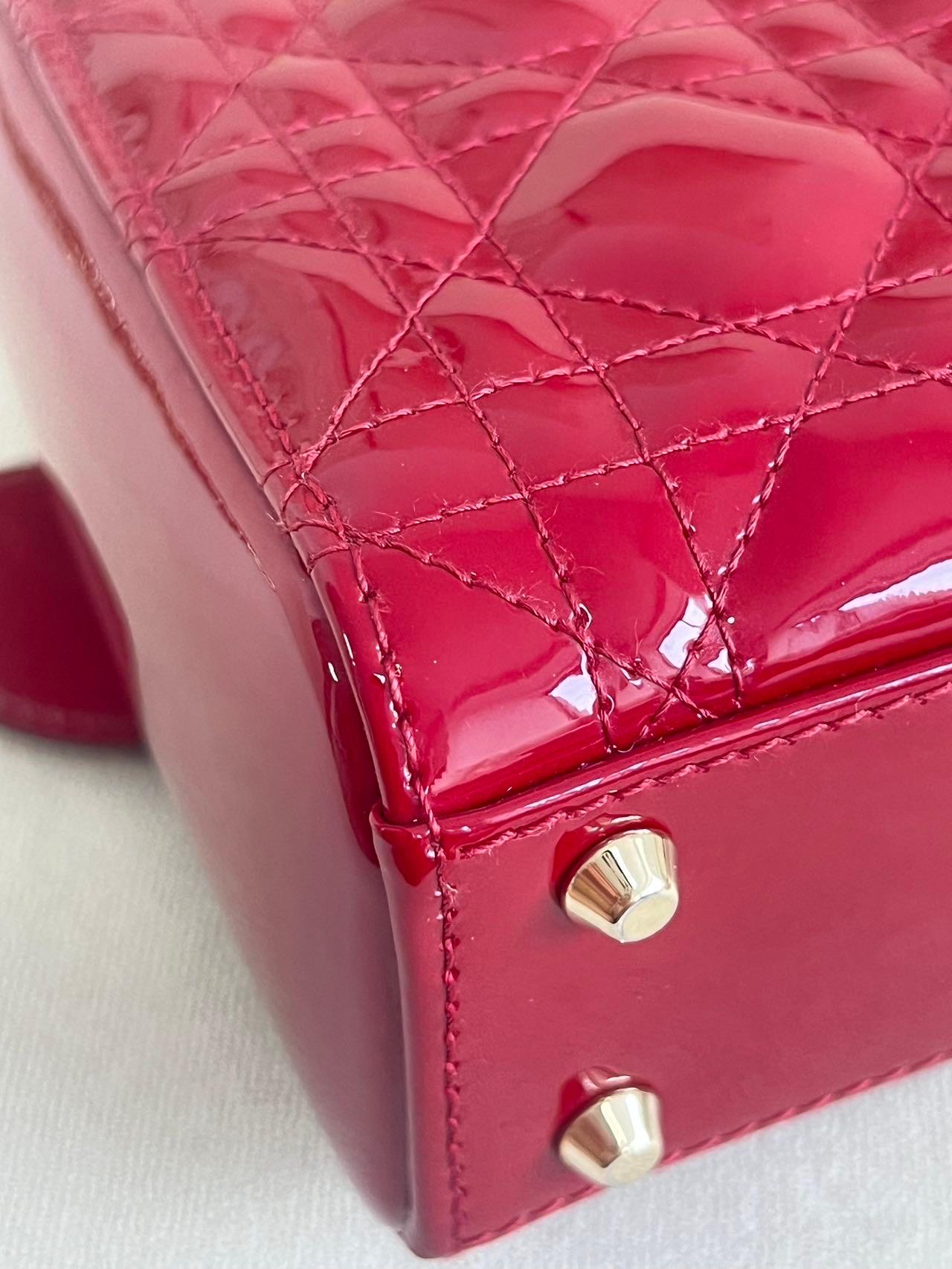 Lady Dior Mini Bourgogne Rouge Cuir verni Bracelet chaîne or 2021 Intérieur daim en vente 13