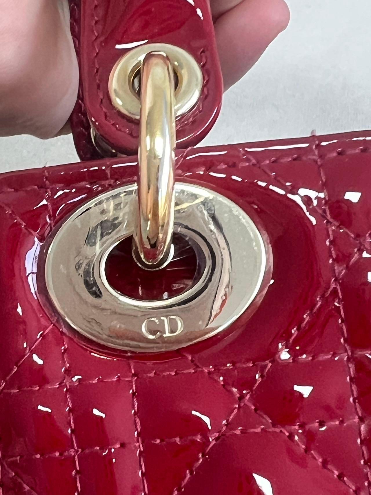 Lady Dior Mini Bourgogne Rouge Cuir verni Bracelet chaîne or 2021 Intérieur daim en vente 14