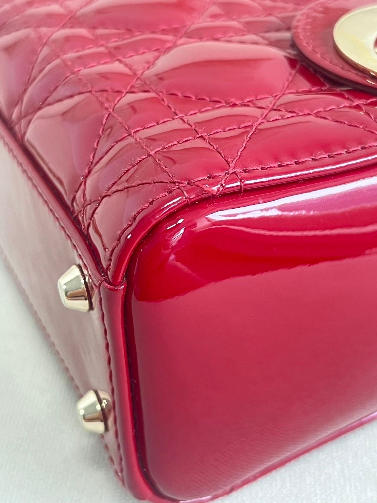 Lady Dior Mini Bourgogne Rouge Cuir verni Bracelet chaîne or 2021 Intérieur daim en vente 15