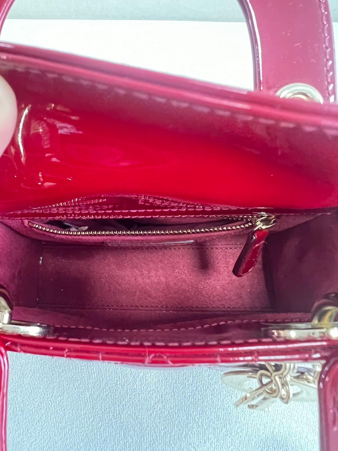 Lady Dior Mini Bourgogne Rouge Cuir verni Bracelet chaîne or 2021 Intérieur daim en vente 6