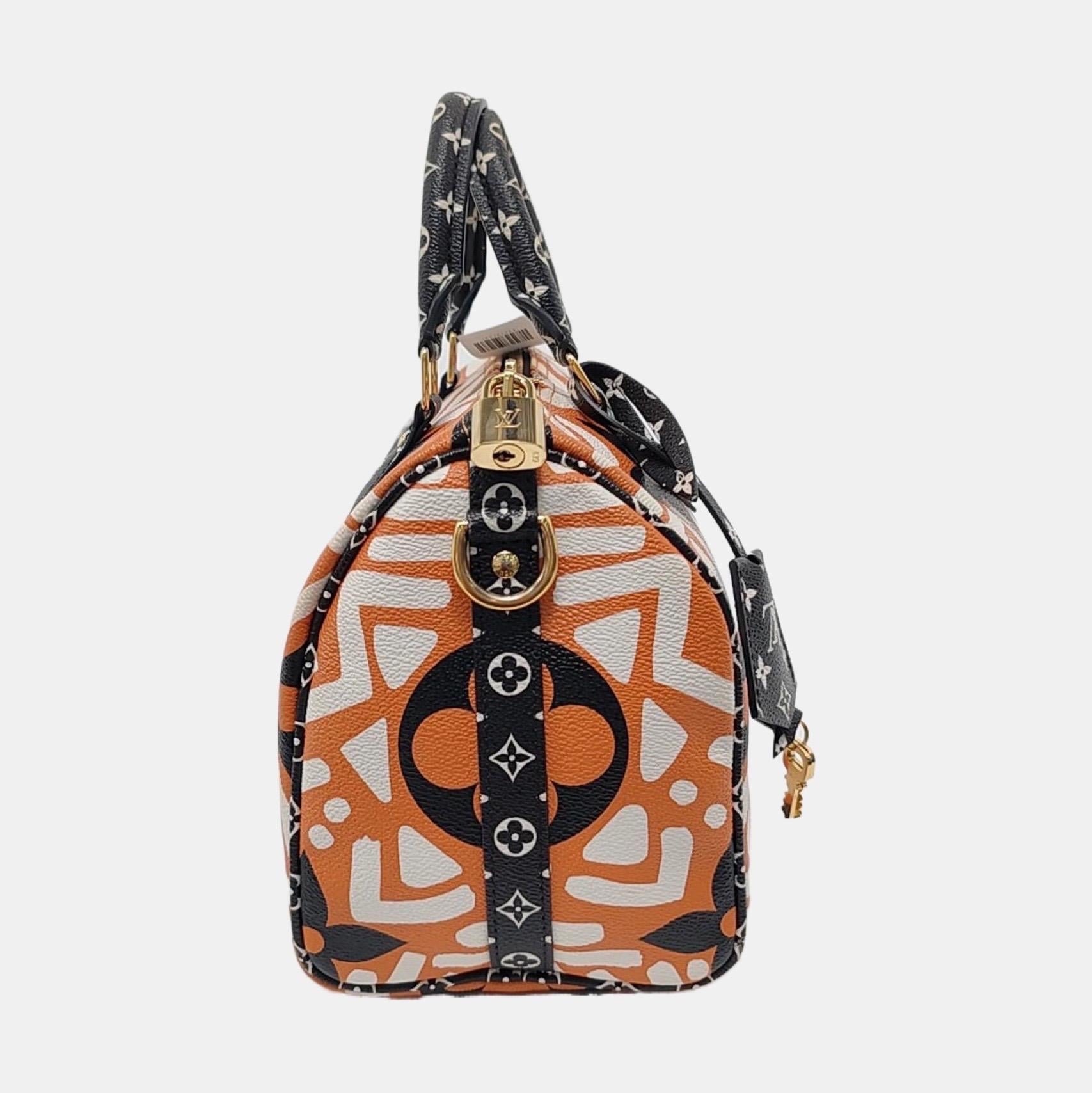 ÉTAT : EXCELLENT
Légers frottements dans les coins, légères taches à l'extérieur et à l'intérieur. Rayures sur le matériel.

DÉTAILS :

Louis Vuitton
Rapide 25
Toile
Couleur : Multicolore Noir Blanc Orange
Largeur 25cm x Hauteur 19cm x Profondeur