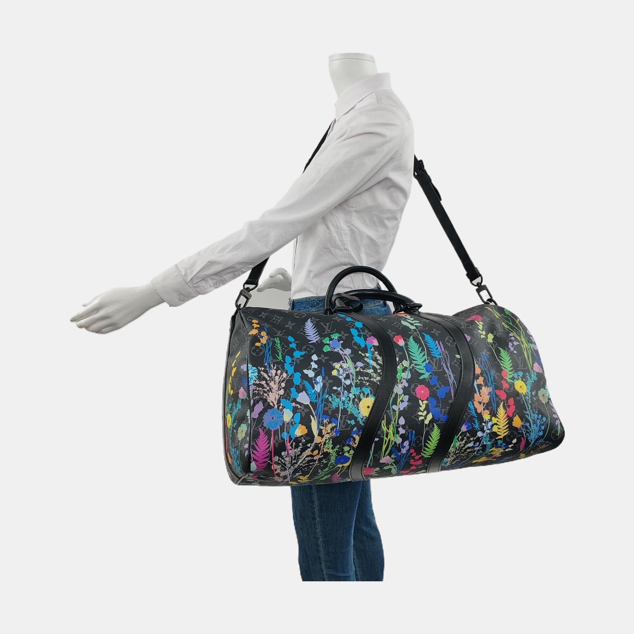 ZUSTAND: NEUWERTIG
Leichte Reibung an der Paspel an den Ecken, leichte Kratzer an der Hardware.



DETAILS:

Louis Vuitton 

Keepall Bandouliere 50

MATERIAL: Segeltuch

Farbe: Multicolor
Abmessungen:
Breite 50cm  19,7 Zoll
Höhe 29cm  11,4 Zoll