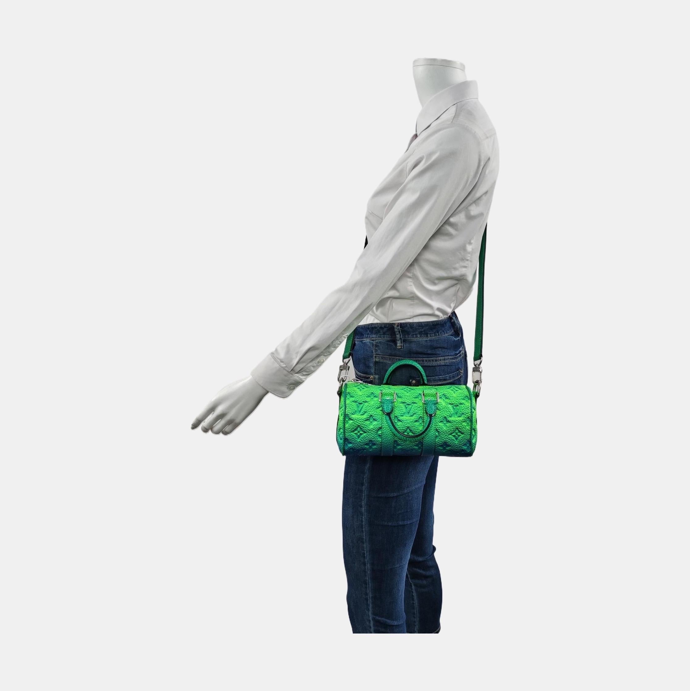 Possiedi un pezzo di storia della moda disegnato da Virgil Abloh. Questo simpatico mini ciondolo da borsa può essere utilizzato come portachiavi o per riporre i tappi per le orecchie. Realizzata in pelle taurillon, presenta un colore sfumato che